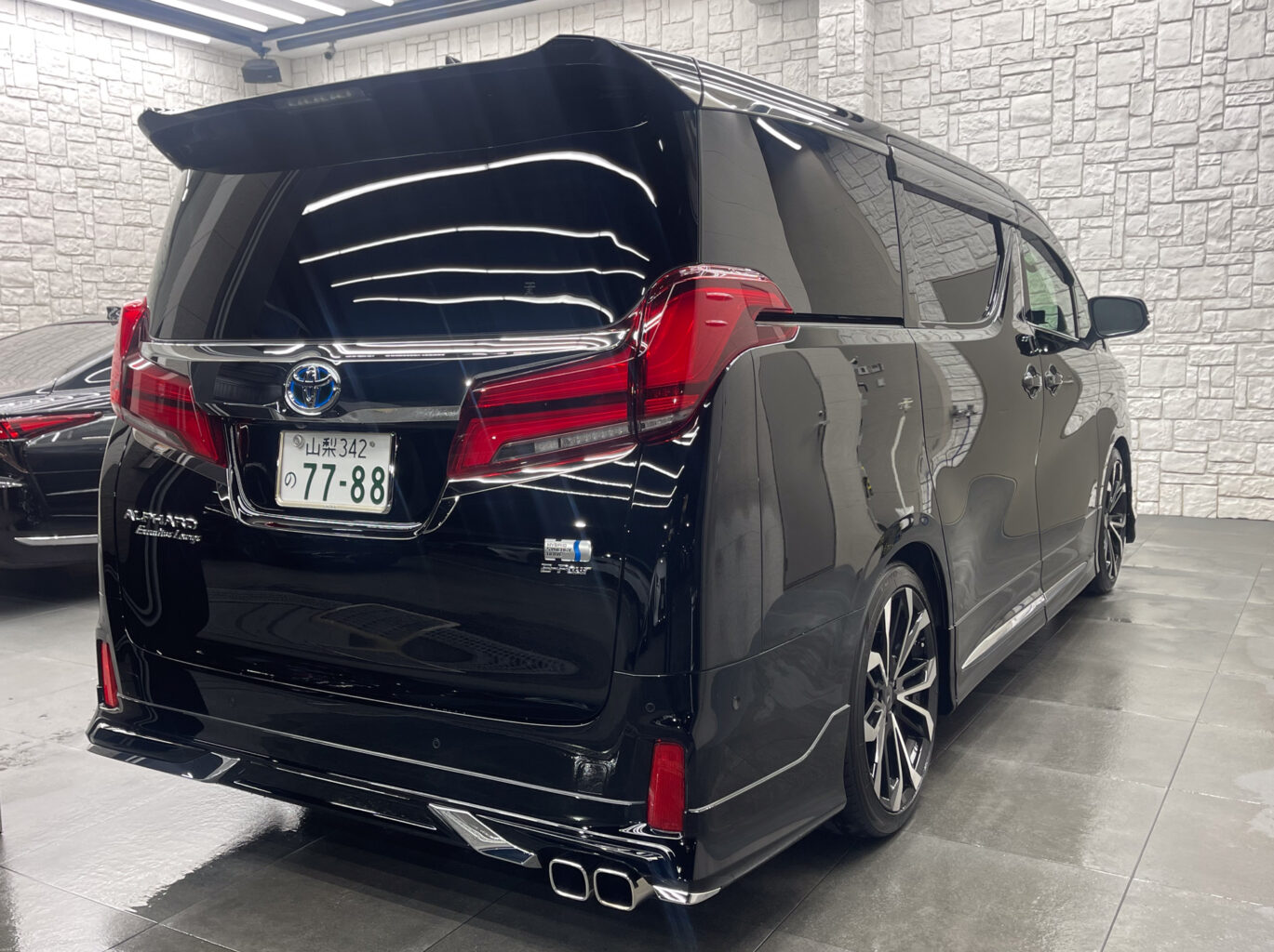 トヨタアルファードのご成約有難う御座いました。
お客様のお車は1台積みの積車をチャーターして丁寧にお運びいたしました!
ご納車に関しましてその他にも場所によってはフェリーでお運びすることも可能ですので、遠方のお客様もどうぞお気軽にご相談ください♪
弊社ではレクサス車以外にも厳選したトヨタ車や外車も取扱っておりますので、お気軽にお問い合わせください!