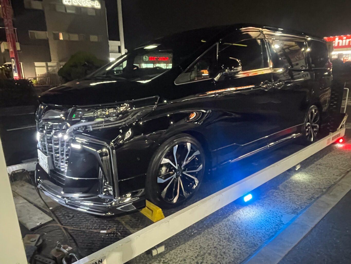 トヨタアルファードのご成約有難う御座いました。
お客様のお車は1台積みの積車をチャーターして丁寧にお運びいたしました!
ご納車に関しましてその他にも場所によってはフェリーでお運びすることも可能ですので、遠方のお客様もどうぞお気軽にご相談ください♪
弊社ではレクサス車以外にも厳選したトヨタ車や外車も取扱っておりますので、お気軽にお問い合わせください!