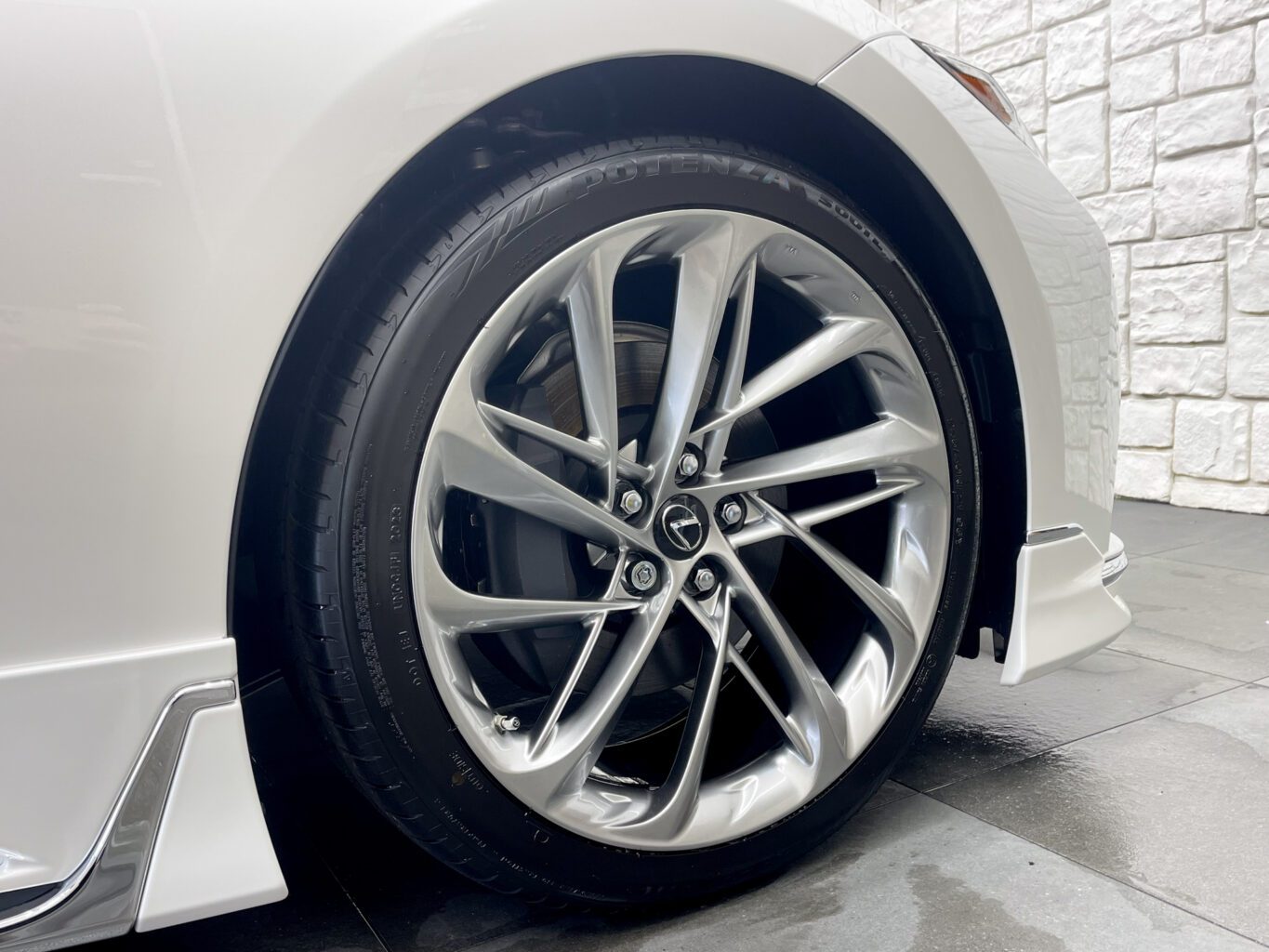 レクサスLS500のご成約、誠に有難うございました！
大切なお車を無事にフェリーまでお運びいたしました！
弊社では、遠方のお客様にも安心してご購入いただけますように弊社スタッフがフェリーまで丁寧にお届けしております。
ご納車に関しまして、遠方のお客様もどうぞお気軽にご相談・お問い合わせください♪