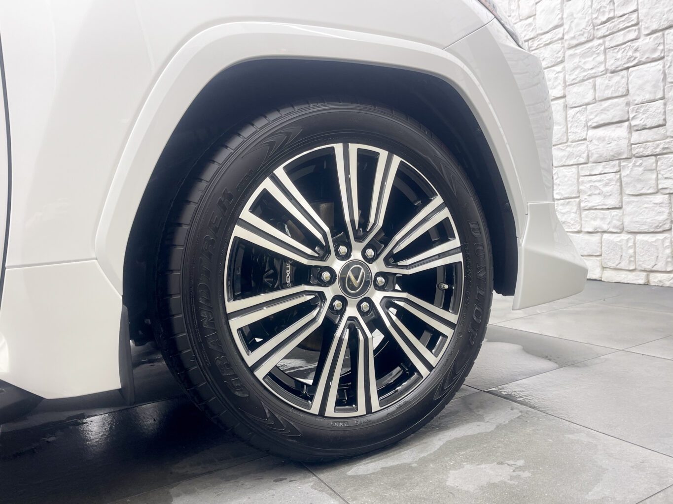 LX600 モデリスタ

レクサスLXのご成約、誠に有難うございました！

弊社では数多くのレクサス車を揃えておりますので、LX600をご検討のお客様はどうぞお気軽にお問い合わせください♪

またオリジナルブランドUNIVERSAL DESIGNではLX600 モデリスタエアロ用のオーバーフェンダーから専用サイズの24インチホイールやノーマルフェンダーサイズの22インチまで幅広くパーツも揃えておりますので、エアロやホイールをご検討の方はどうぞお気軽にお問い合わせください♪