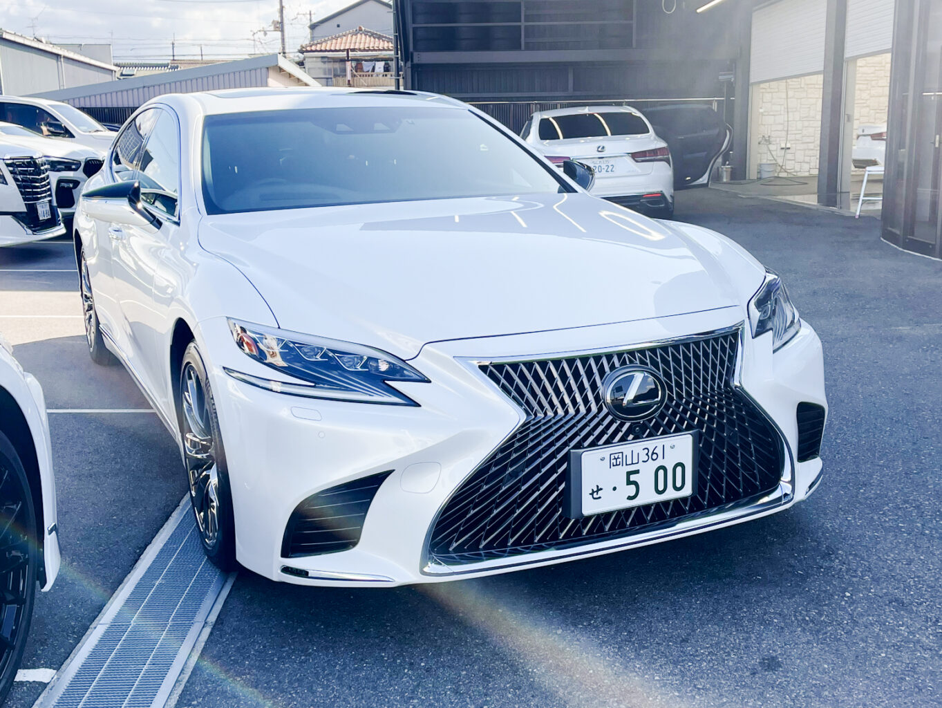 レクサスLSのご成約、誠に有難うございました！
弊社では数多くのレクサス車を揃えておりますので、LSをご検討のお客様はどうぞお気軽にお問い合わせください！