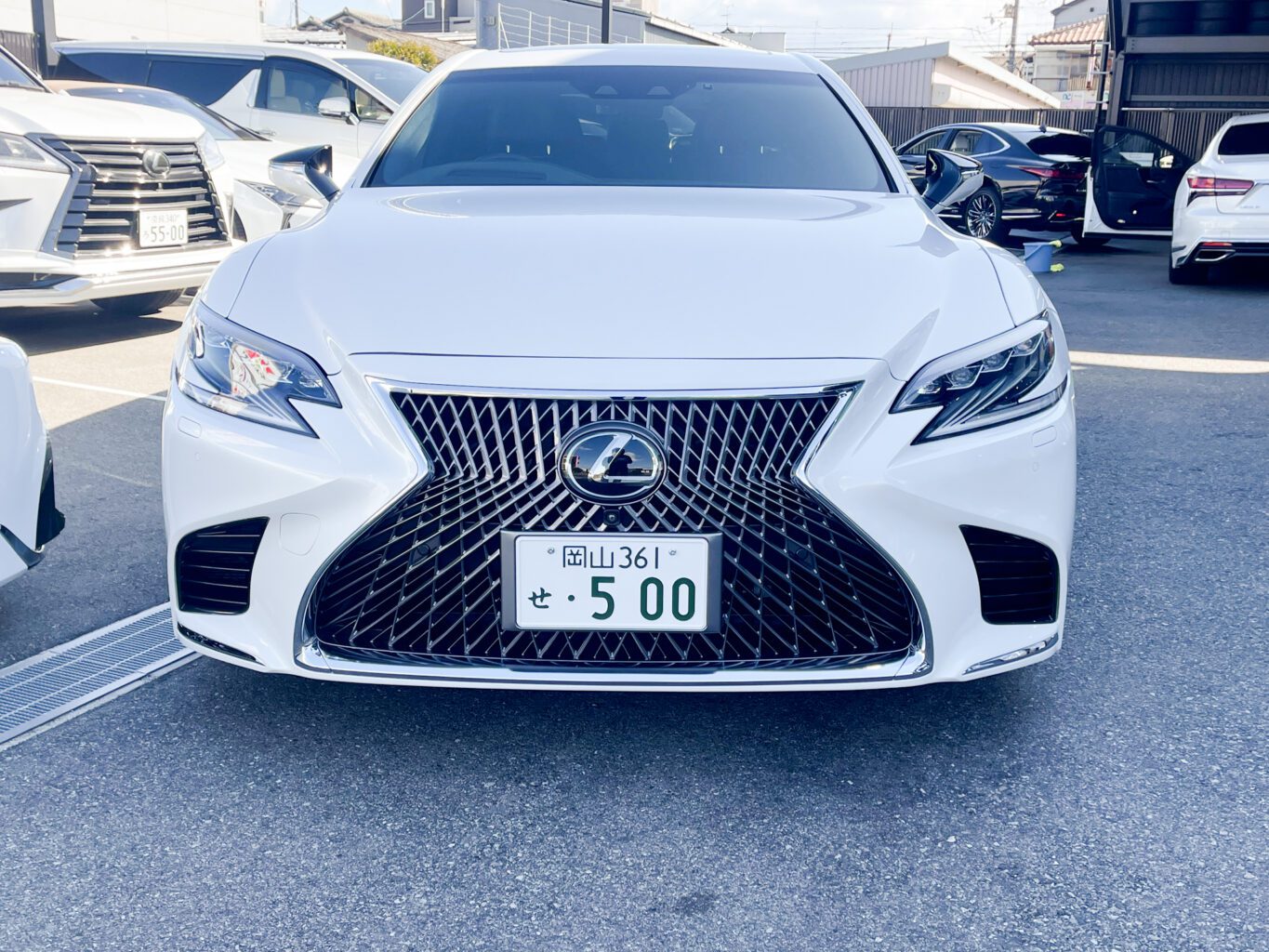 レクサスLSのご成約、誠に有難うございました！
弊社では数多くのレクサス車を揃えておりますので、LSをご検討のお客様はどうぞお気軽にお問い合わせください！