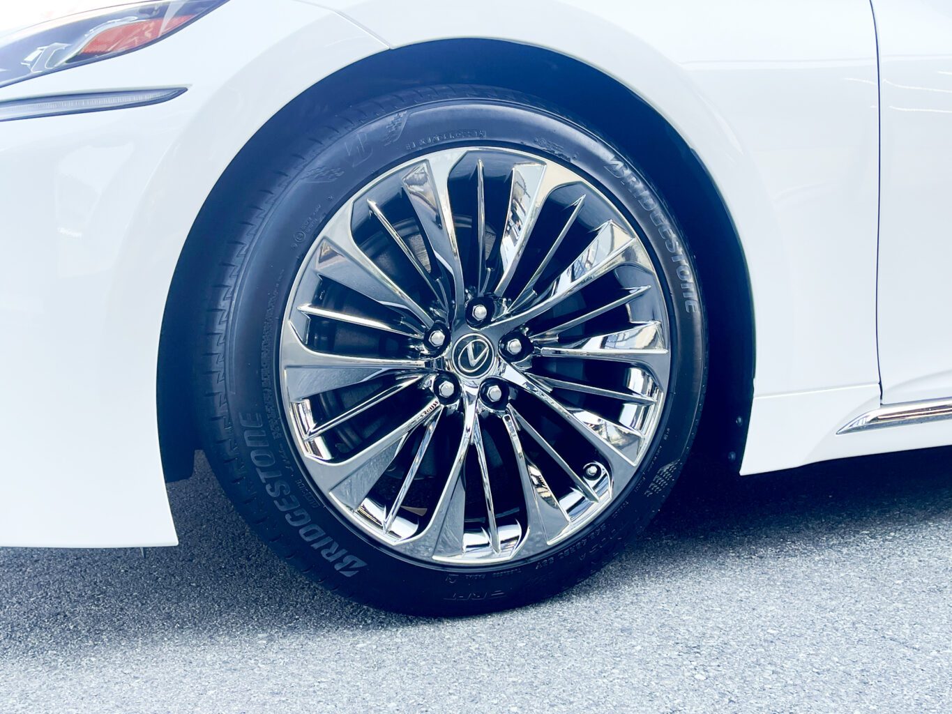 レクサスLSのご成約、誠に有難うございました！
弊社では数多くのレクサス車を揃えておりますので、LSをご検討のお客様はどうぞお気軽にお問い合わせください！