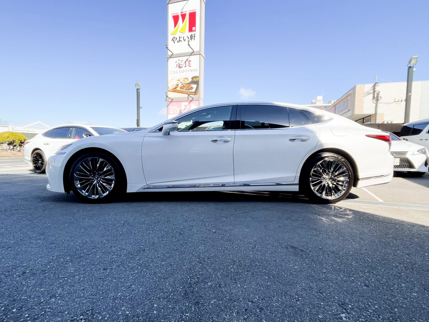 レクサスLSのご成約、誠に有難うございました！
弊社では数多くのレクサス車を揃えておりますので、LSをご検討のお客様はどうぞお気軽にお問い合わせください！