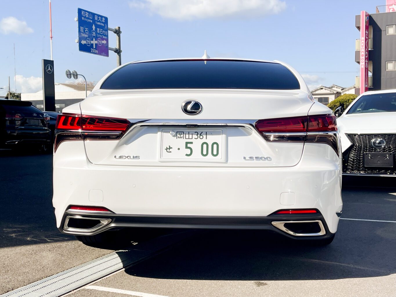 レクサスLSのご成約、誠に有難うございました！
弊社では数多くのレクサス車を揃えておりますので、LSをご検討のお客様はどうぞお気軽にお問い合わせください！