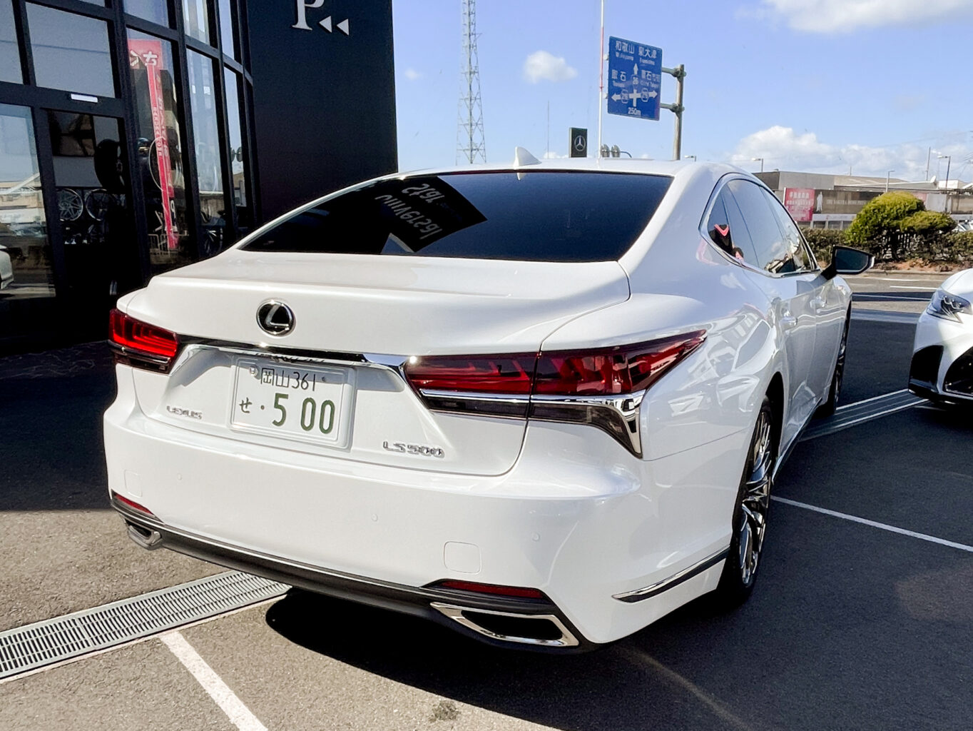 レクサスLSのご成約、誠に有難うございました！
弊社では数多くのレクサス車を揃えておりますので、LSをご検討のお客様はどうぞお気軽にお問い合わせください！