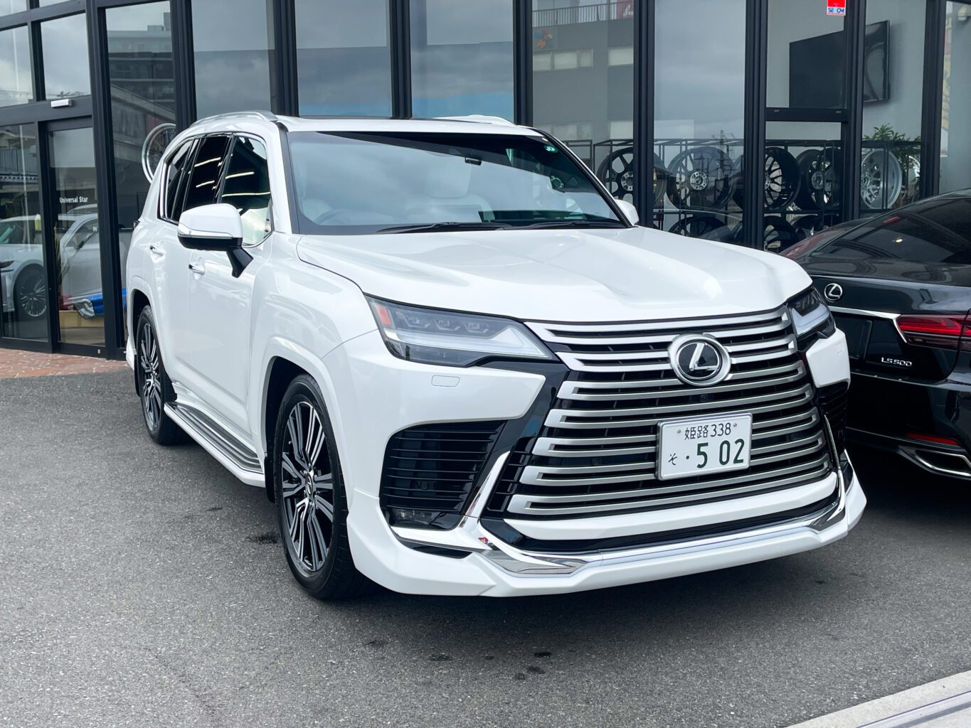 レクサスLX600
モデリスタ
22インチオプションホイール

レクサスLXのご成約、誠に有難うございました！
弊社では数多くのレクサス車を揃えておりますので、LX600をご検討のお客様はどうぞお気軽にお問い合わせください！
またオリジナルブランドUNIVERSAL DESIGNではLX600 モデリスタエアロ用のオーバーフェンダーから専用サイズの24インチホイールやノーマルフェンダーサイズの22インチまで幅広くパーツも揃えておりますので、エアロやホイールをご検討の方はどうぞお気軽にお問い合わせください！
