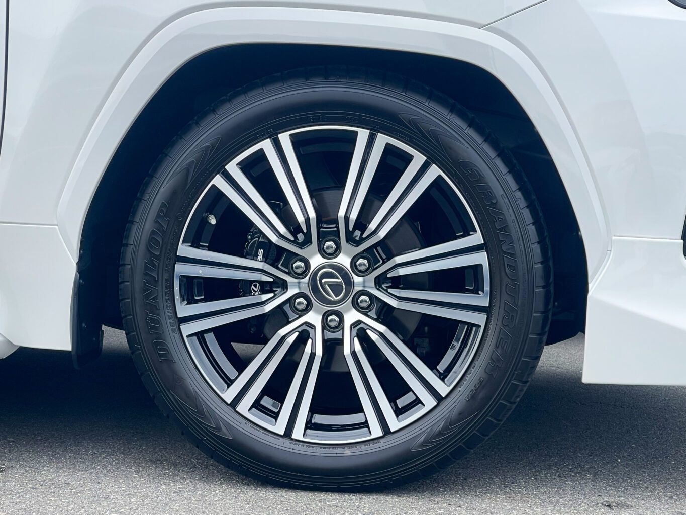 レクサスLX600
モデリスタ
22インチオプションホイール

レクサスLXのご成約、誠に有難うございました！
弊社では数多くのレクサス車を揃えておりますので、LX600をご検討のお客様はどうぞお気軽にお問い合わせください！
またオリジナルブランドUNIVERSAL DESIGNではLX600 モデリスタエアロ用のオーバーフェンダーから専用サイズの24インチホイールやノーマルフェンダーサイズの22インチまで幅広くパーツも揃えておりますので、エアロやホイールをご検討の方はどうぞお気軽にお問い合わせください！
