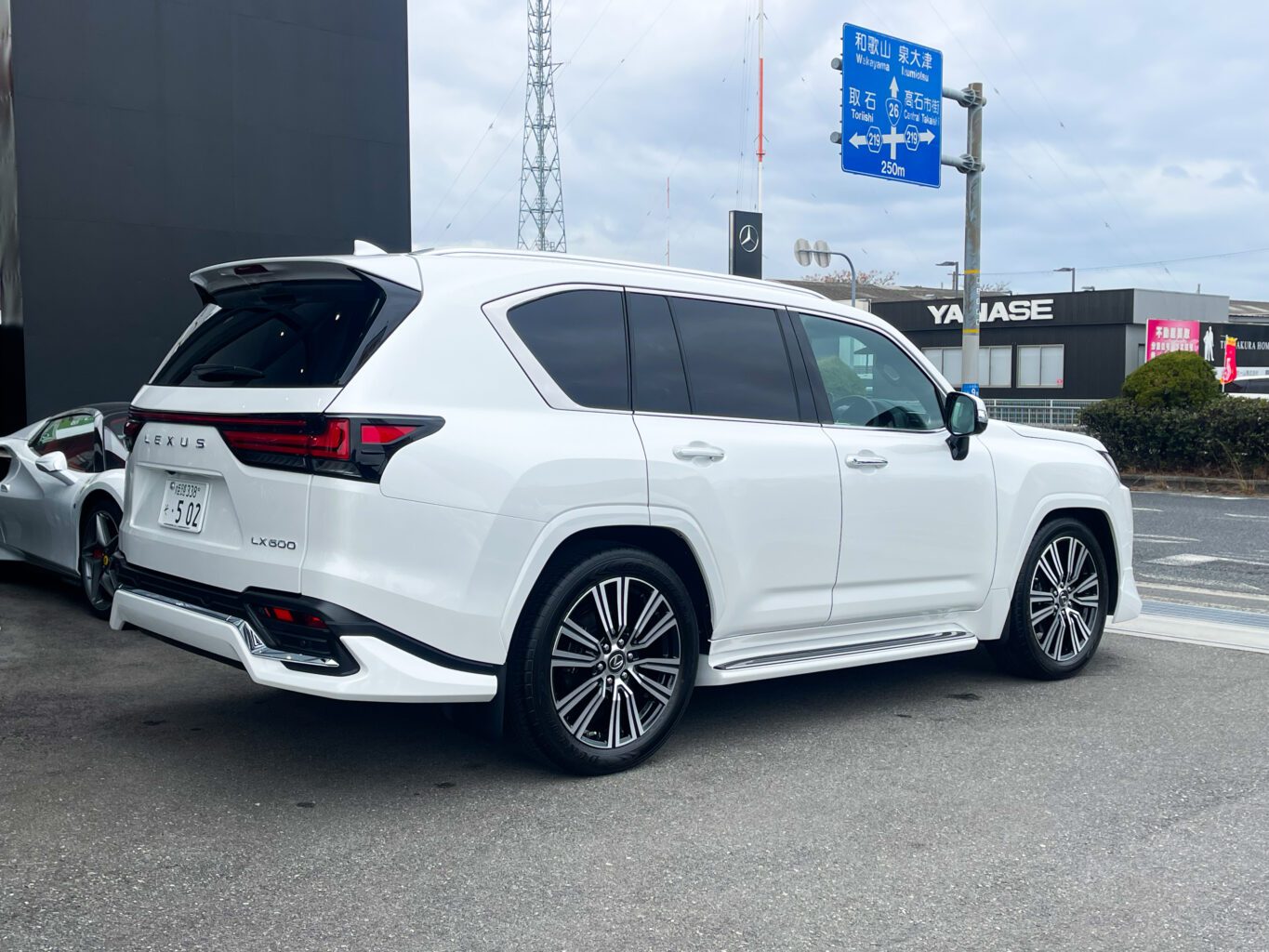 レクサスLX600
モデリスタ
22インチオプションホイール

レクサスLXのご成約、誠に有難うございました！
弊社では数多くのレクサス車を揃えておりますので、LX600をご検討のお客様はどうぞお気軽にお問い合わせください！
またオリジナルブランドUNIVERSAL DESIGNではLX600 モデリスタエアロ用のオーバーフェンダーから専用サイズの24インチホイールやノーマルフェンダーサイズの22インチまで幅広くパーツも揃えておりますので、エアロやホイールをご検討の方はどうぞお気軽にお問い合わせください！
