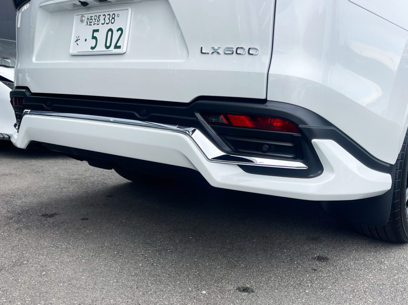 レクサスLX600
モデリスタ
22インチオプションホイール

レクサスLXのご成約、誠に有難うございました！
弊社では数多くのレクサス車を揃えておりますので、LX600をご検討のお客様はどうぞお気軽にお問い合わせください！
またオリジナルブランドUNIVERSAL DESIGNではLX600 モデリスタエアロ用のオーバーフェンダーから専用サイズの24インチホイールやノーマルフェンダーサイズの22インチまで幅広くパーツも揃えておりますので、エアロやホイールをご検討の方はどうぞお気軽にお問い合わせください！
