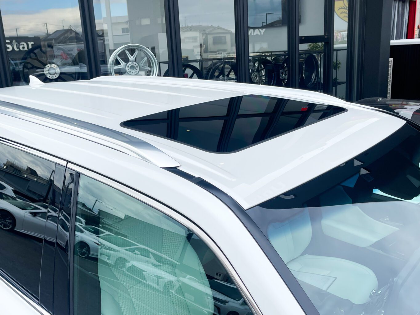 レクサスLX600
モデリスタ
22インチオプションホイール

レクサスLXのご成約、誠に有難うございました！
弊社では数多くのレクサス車を揃えておりますので、LX600をご検討のお客様はどうぞお気軽にお問い合わせください！
またオリジナルブランドUNIVERSAL DESIGNではLX600 モデリスタエアロ用のオーバーフェンダーから専用サイズの24インチホイールやノーマルフェンダーサイズの22インチまで幅広くパーツも揃えておりますので、エアロやホイールをご検討の方はどうぞお気軽にお問い合わせください！
