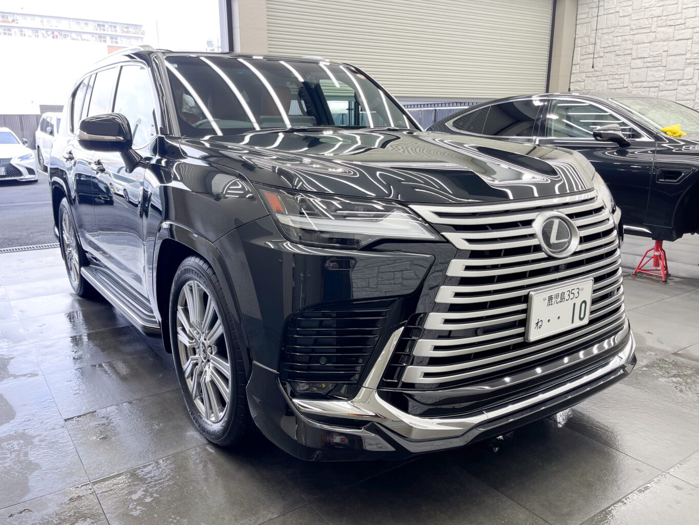 レクサスLXのご成約、誠に有難うございました! 大切なお車を無事にお運びいたしました! 弊社では遠方のお客様にも安心してご購入して頂けますように、弊社スタッフが港まで丁寧にお運びさせて頂いております! ご納車に関しまして遠方のお客様もどうぞお気軽にご相談、お問い合わせください♪ また、弊社では数多くのレクサス車を揃えておりますので、LX600をご検討のお客様はどうぞお気軽にお問い合わせください♪ オリジナルブランドUNIVERSAL DESIGNではLX600 モデリスタエアロ用のオーバーフェンダーから専用サイズの24インチホイールやノーマルフェンダーサイズの22インチまで幅広くパーツも揃えておりますので、エアロやホイールをご検討の方はどうぞお気軽にお問い合わせください♪