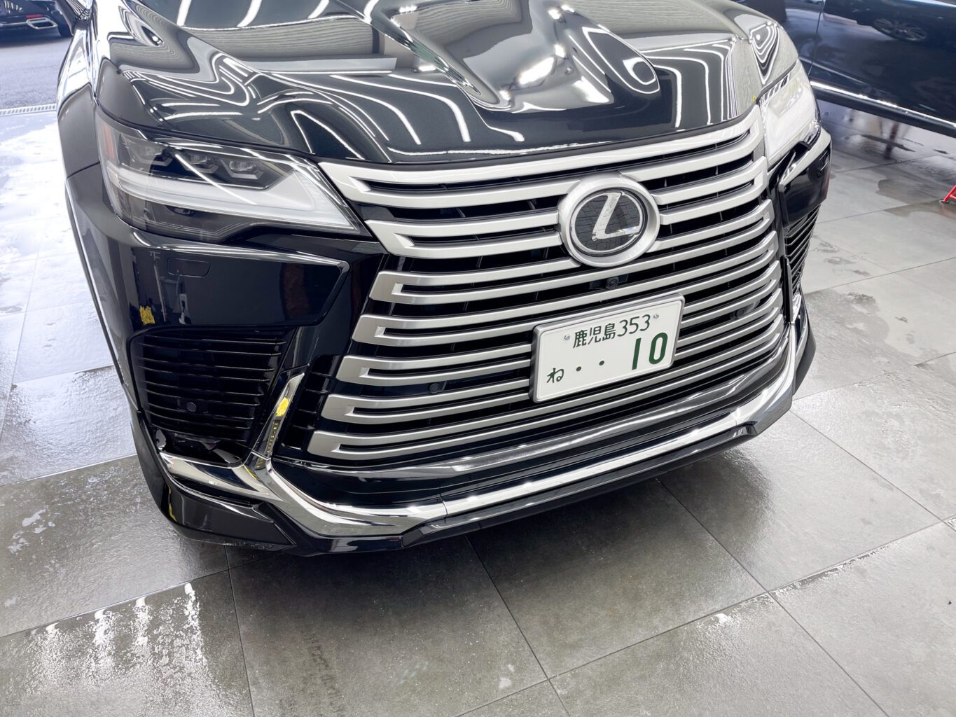 レクサスLXのご成約、誠に有難うございました!
大切なお車を無事にお運びいたしました!
弊社では遠方のお客様にも安心してご購入して頂けますように、弊社スタッフが港まで丁寧にお運びさせて頂いております!
ご納車に関しまして遠方のお客様もどうぞお気軽にご相談、お問い合わせください♪
また、弊社では数多くのレクサス車を揃えておりますので、LX600をご検討のお客様はどうぞお気軽にお問い合わせください♪
オリジナルブランドUNIVERSAL DESIGNではLX600 モデリスタエアロ用のオーバーフェンダーから専用サイズの24インチホイールやノーマルフェンダーサイズの22インチまで幅広くパーツも揃えておりますので、エアロやホイールをご検討の方はどうぞお気軽にお問い合わせください♪