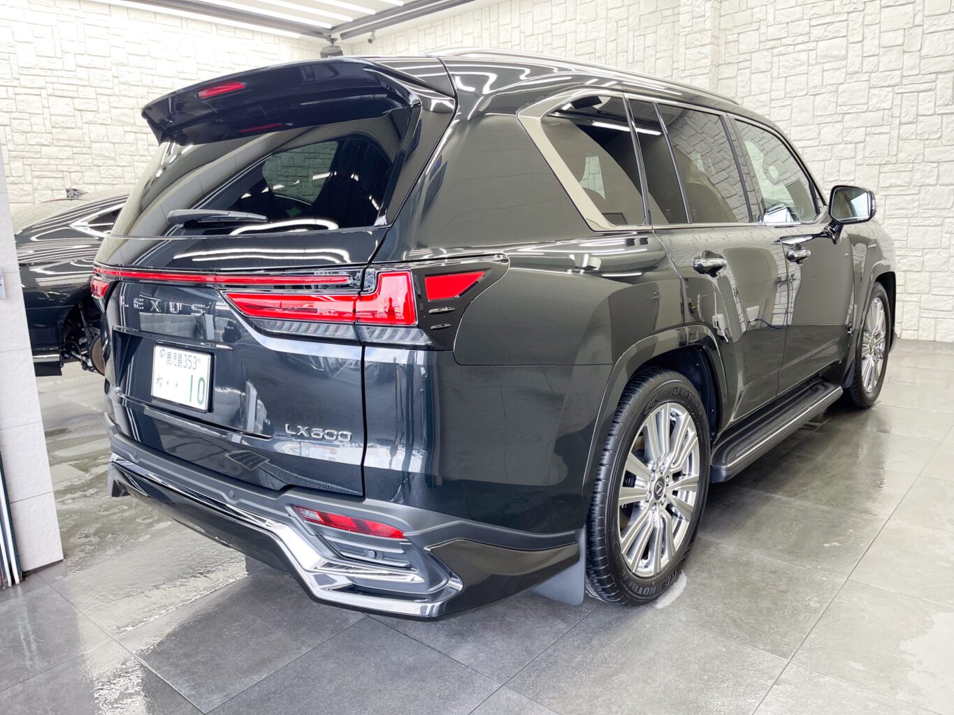 レクサスLXのご成約、誠に有難うございました!
大切なお車を無事にお運びいたしました!
弊社では遠方のお客様にも安心してご購入して頂けますように、弊社スタッフが港まで丁寧にお運びさせて頂いております!
ご納車に関しまして遠方のお客様もどうぞお気軽にご相談、お問い合わせください♪
また、弊社では数多くのレクサス車を揃えておりますので、LX600をご検討のお客様はどうぞお気軽にお問い合わせください♪
オリジナルブランドUNIVERSAL DESIGNではLX600 モデリスタエアロ用のオーバーフェンダーから専用サイズの24インチホイールやノーマルフェンダーサイズの22インチまで幅広くパーツも揃えておりますので、エアロやホイールをご検討の方はどうぞお気軽にお問い合わせください♪