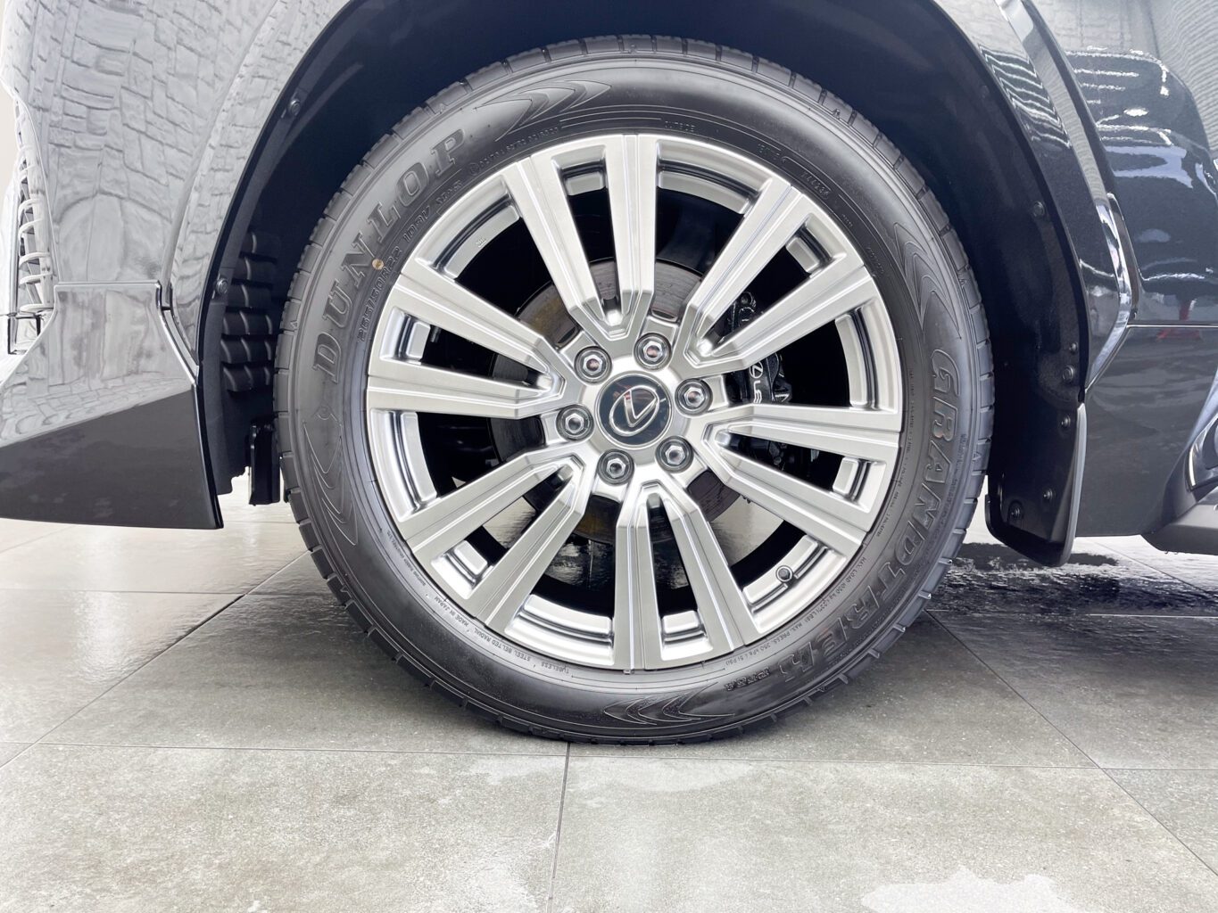 レクサスLXのご成約、誠に有難うございました!
大切なお車を無事にお運びいたしました!
弊社では遠方のお客様にも安心してご購入して頂けますように、弊社スタッフが港まで丁寧にお運びさせて頂いております!
ご納車に関しまして遠方のお客様もどうぞお気軽にご相談、お問い合わせください♪
また、弊社では数多くのレクサス車を揃えておりますので、LX600をご検討のお客様はどうぞお気軽にお問い合わせください♪
オリジナルブランドUNIVERSAL DESIGNではLX600 モデリスタエアロ用のオーバーフェンダーから専用サイズの24インチホイールやノーマルフェンダーサイズの22インチまで幅広くパーツも揃えておりますので、エアロやホイールをご検討の方はどうぞお気軽にお問い合わせください♪