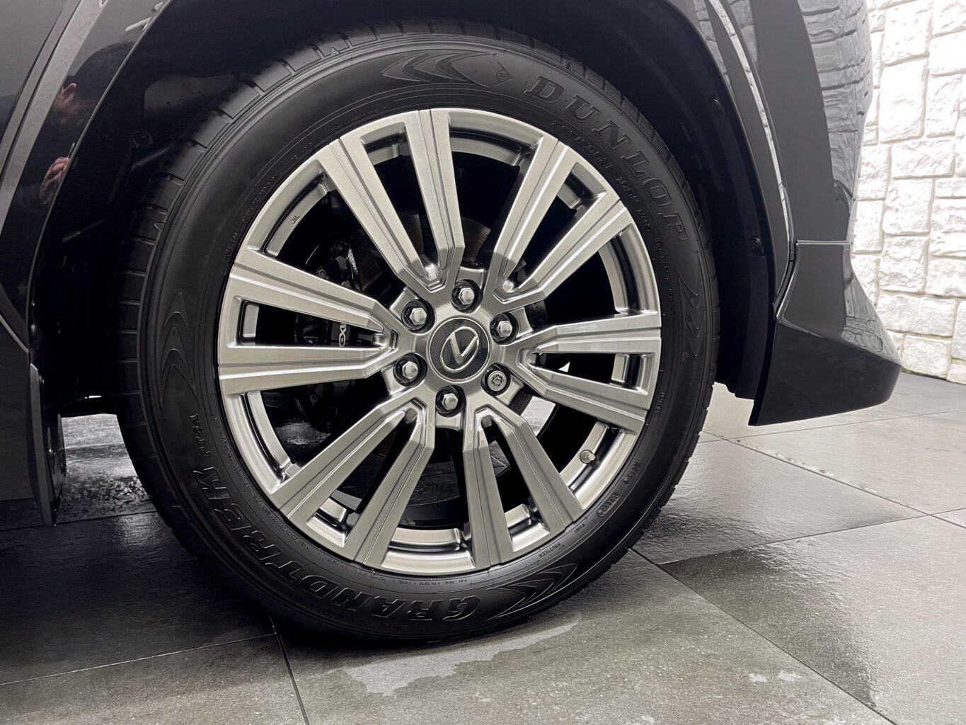 レクサスLX600のご成約、誠に有難うございました!
オリジナルブランドUNIVERSAL DESIGNではLX600 モデリスタエアロ用のオーバーフェンダーから専用サイズの24インチホイールやノーマルフェンダーサイズの22インチまで幅広くパーツも揃えておりますので、エアロやホイールをご検討の方はどうぞお気軽にお問い合わせください♪