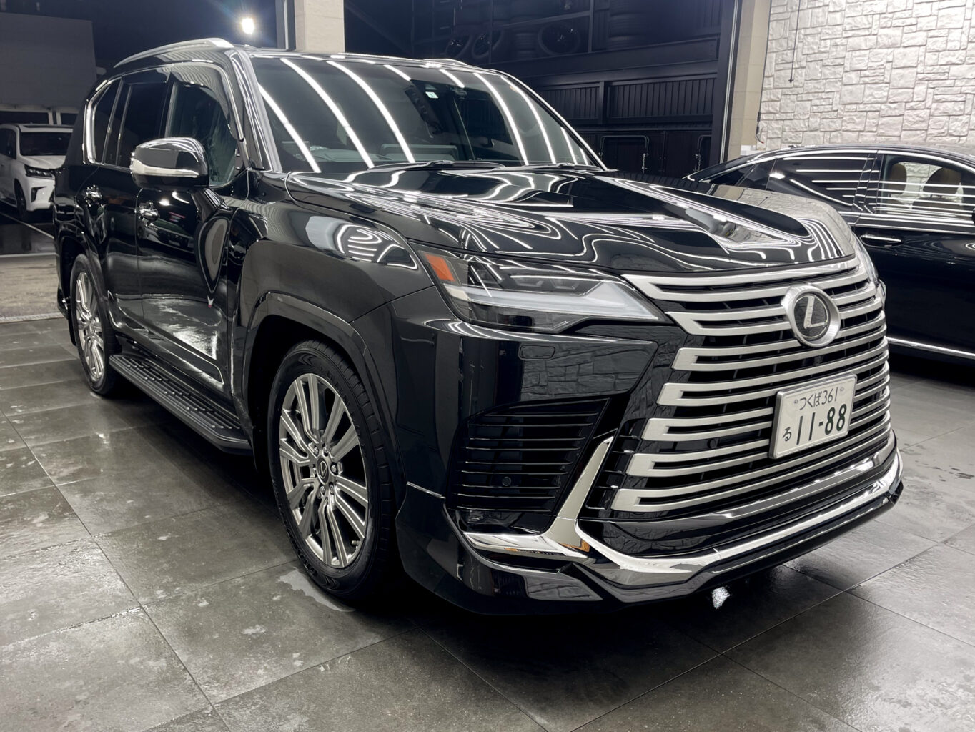 レクサスLX600のご成約、誠に有難うございました!
オリジナルブランドUNIVERSAL DESIGNではLX600 モデリスタエアロ用のオーバーフェンダーから専用サイズの24インチホイールやノーマルフェンダーサイズの22インチまで幅広くパーツも揃えておりますので、エアロやホイールをご検討の方はどうぞお気軽にお問い合わせください♪