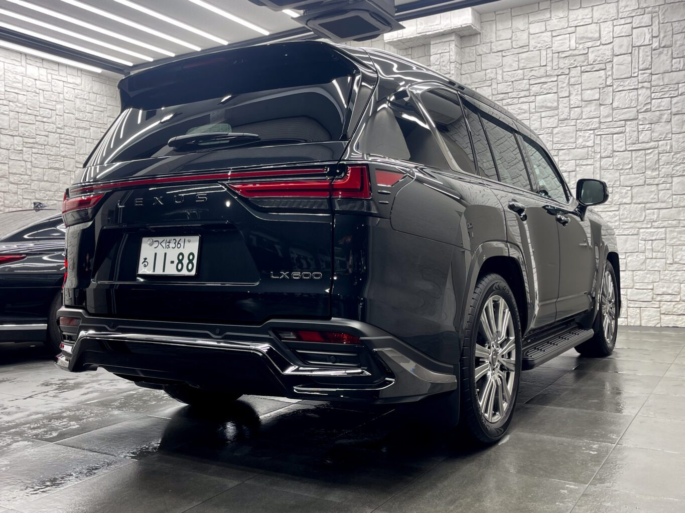 レクサスLX600のご成約、誠に有難うございました!
オリジナルブランドUNIVERSAL DESIGNではLX600 モデリスタエアロ用のオーバーフェンダーから専用サイズの24インチホイールやノーマルフェンダーサイズの22インチまで幅広くパーツも揃えておりますので、エアロやホイールをご検討の方はどうぞお気軽にお問い合わせください♪
