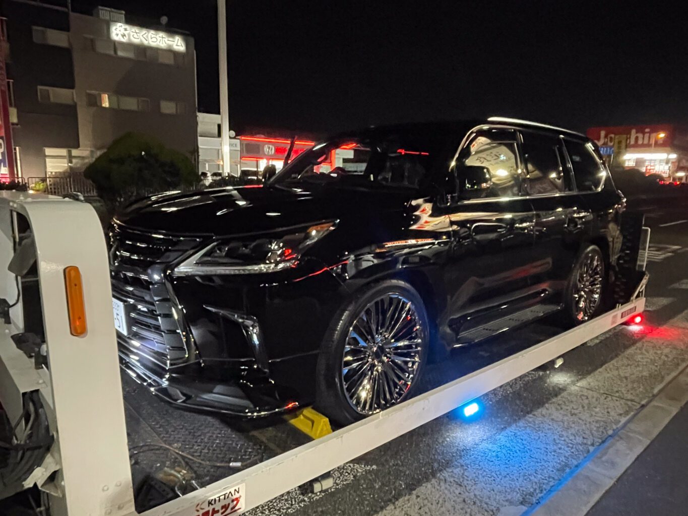 お客様のお車は1台積みの積車をチャーターして丁寧にお運びいたしました!
ご納車に関しましてその他にも場所によってはフェリーでお運びすることも出来ますので、遠方のお客様もどうぞお気軽にご相談、お問い合わせください♪
弊社では数多くのレクサス車を揃えておりますので、LX570をご検討のお客様はどうぞお気軽にお問い合わせください♪
また、弊社では自社板金塗装工場も備えておりますので、WALDをはじめ有名メーカーのエアロやホイールをご検討の方もどうぞお気軽にお問い合わせください♪
