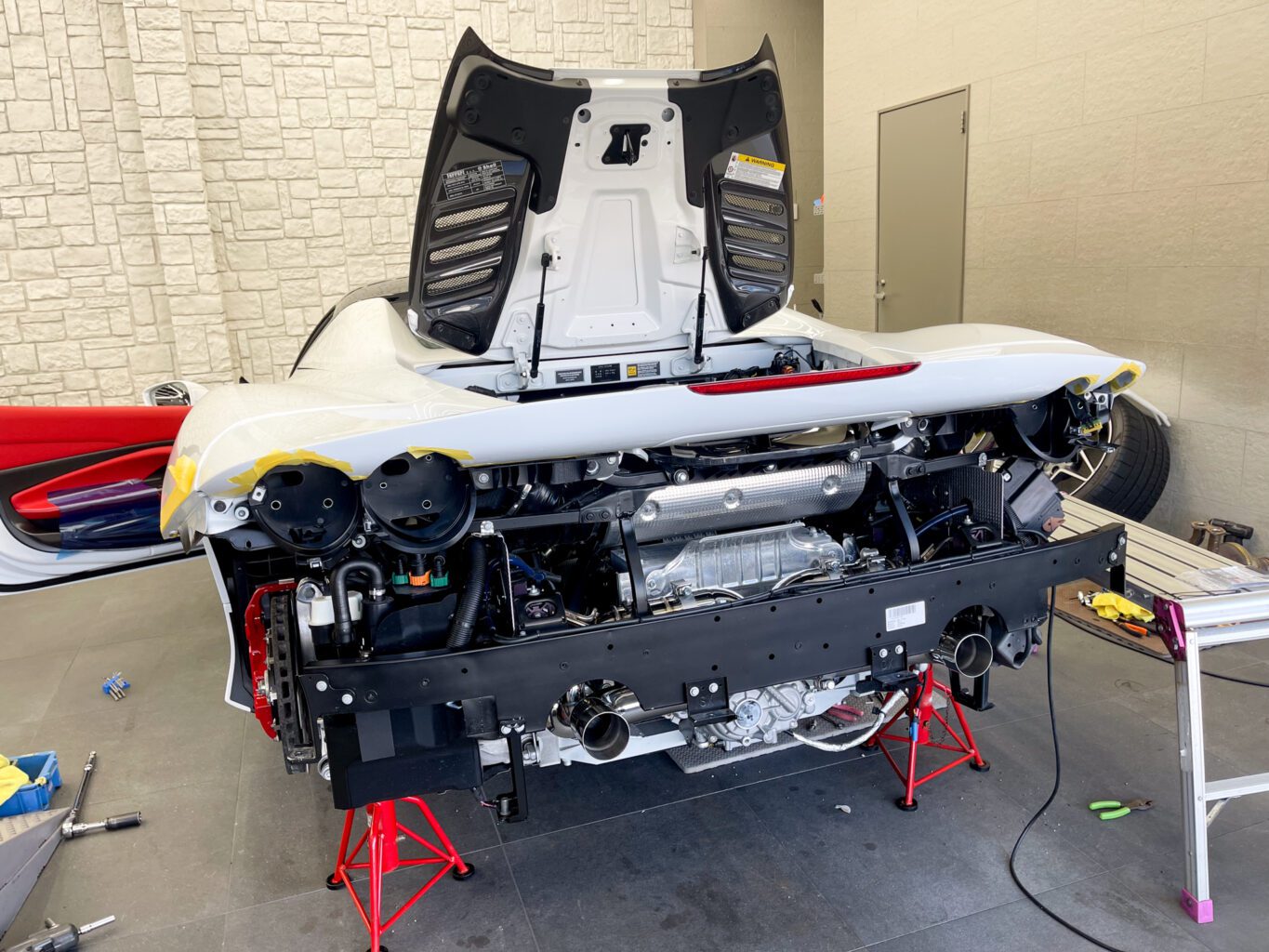 フェラーリ F8 スパイダーのエキゾーストを交換しました！

交換したマフラーは　“ FI EXHAUST ” 製の触媒からテールエンドまでのリモートコントロールシステムモジュール付エキゾーストです。