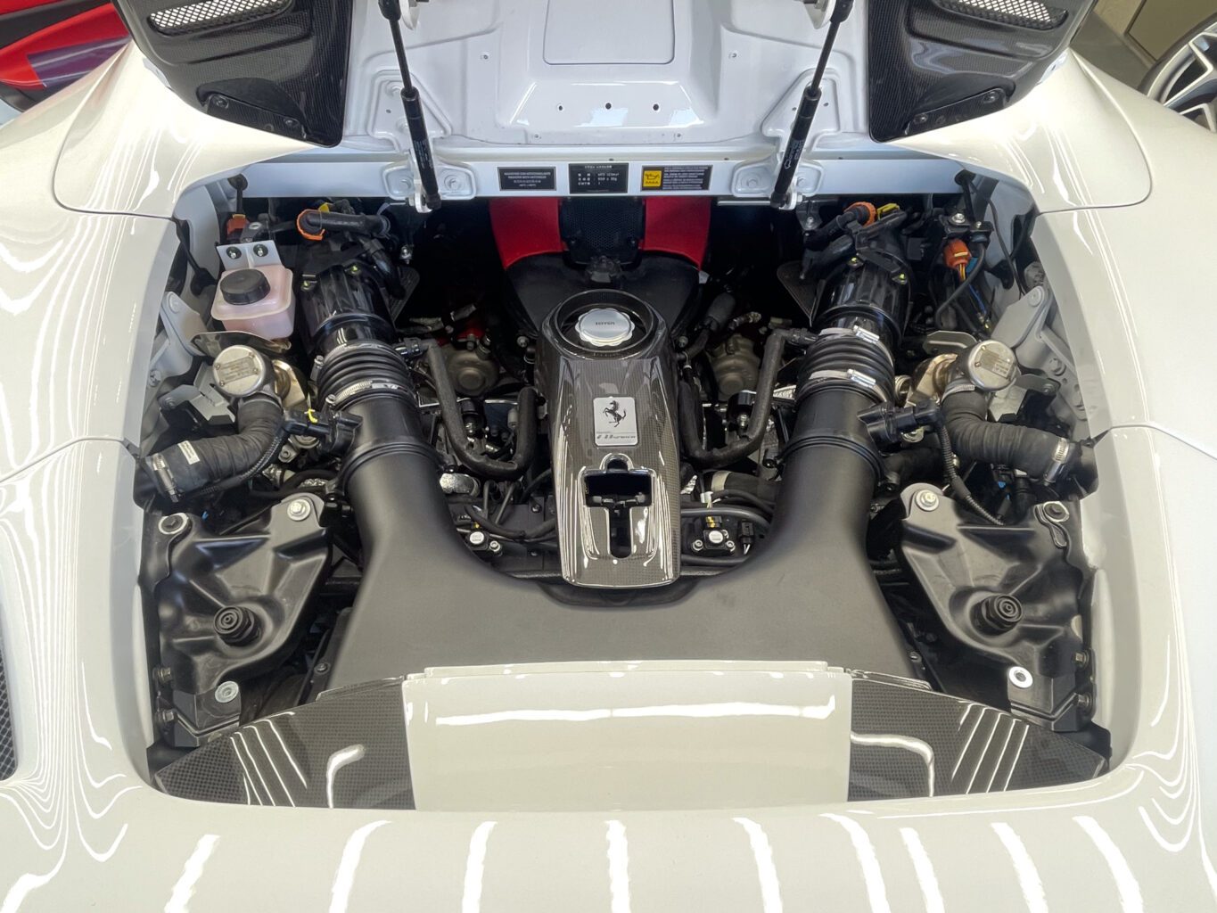 フェラーリ F8 スパイダーのエキゾーストを交換しました！

交換したマフラーは　“ FI EXHAUST ” 製の触媒からテールエンドまでのリモートコントロールシステムモジュール付エキゾーストです。