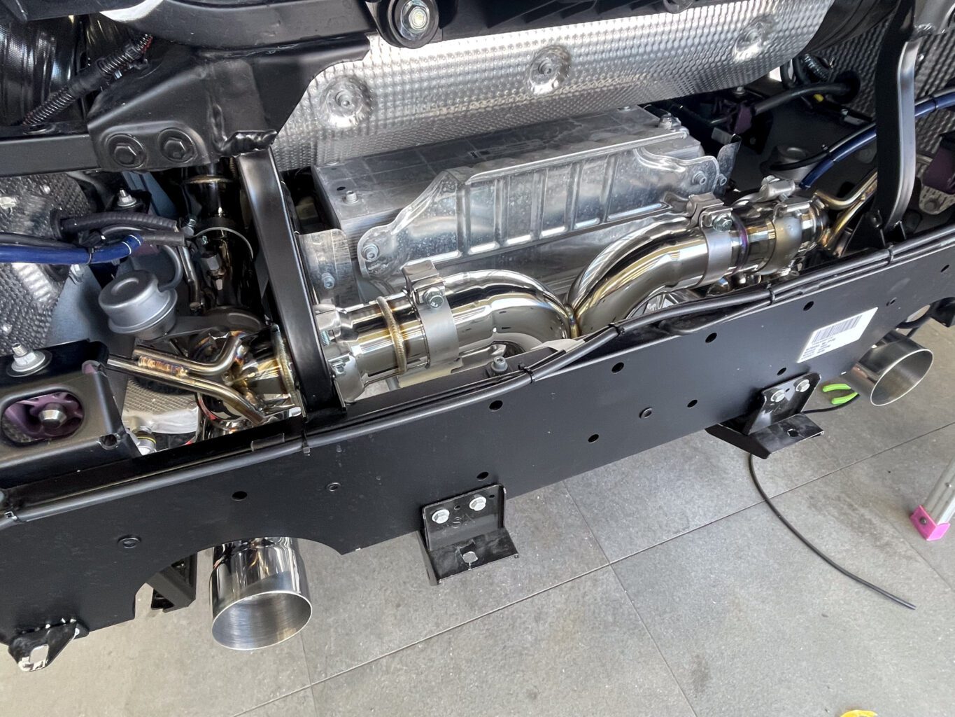 フェラーリ F8 スパイダーのエキゾーストを交換しました！

交換したマフラーは　“ FI EXHAUST ” 製の触媒からテールエンドまでのリモートコントロールシステムモジュール付エキゾーストです。