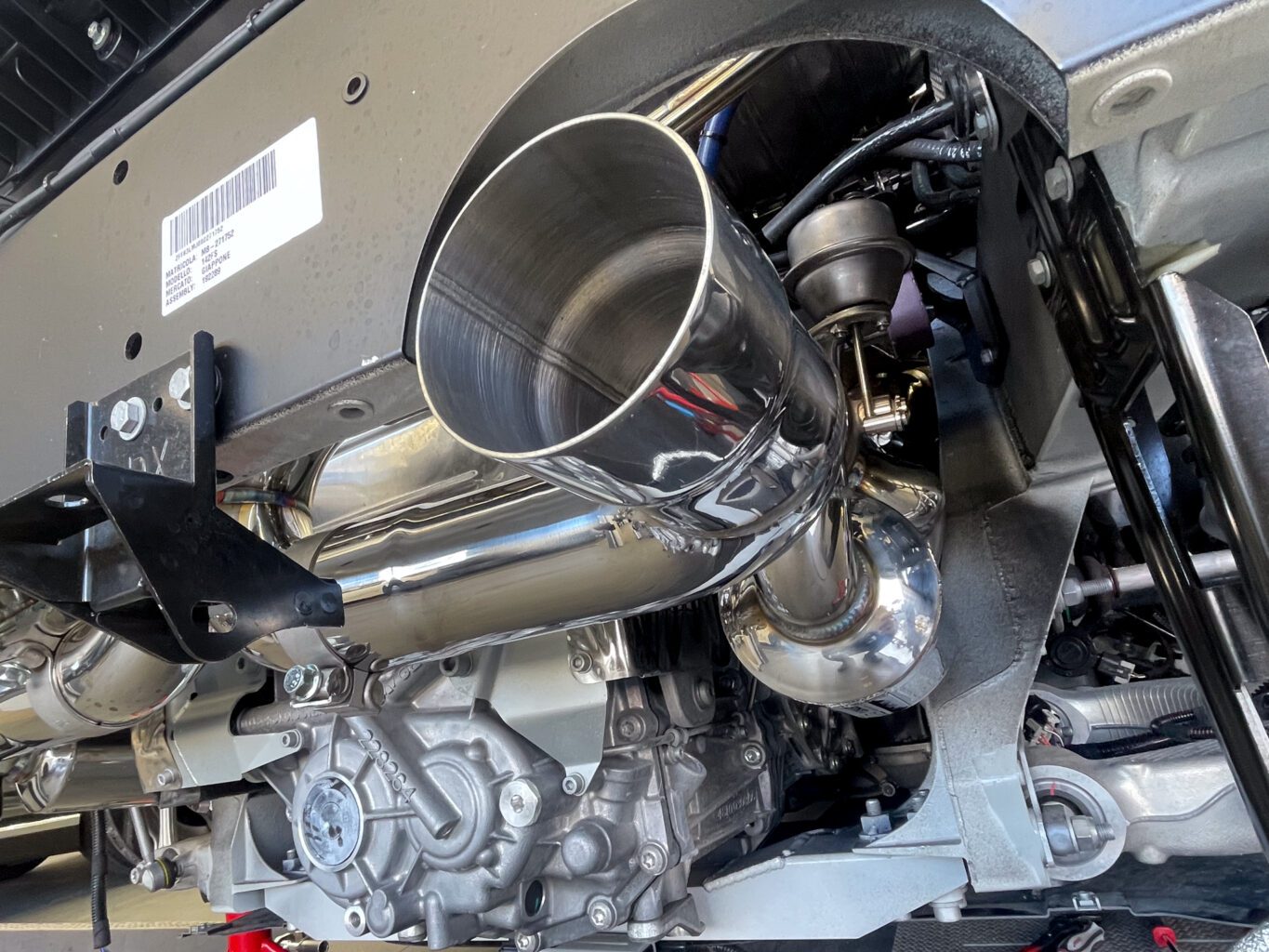 フェラーリ F8 スパイダーのエキゾーストを交換しました！

交換したマフラーは　“ FI EXHAUST ” 製の触媒からテールエンドまでのリモートコントロールシステムモジュール付エキゾーストです。