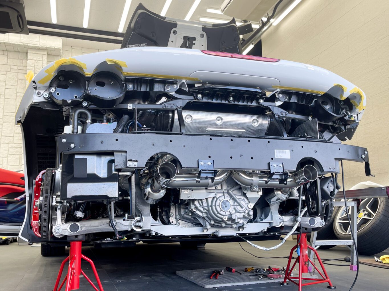 フェラーリ F8 スパイダーのエキゾーストを交換しました！

交換したマフラーは　“ FI EXHAUST ” 製の触媒からテールエンドまでのリモートコントロールシステムモジュール付エキゾーストです。