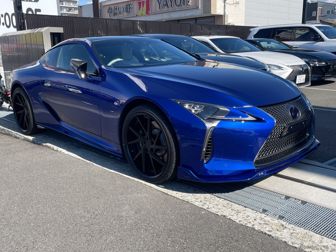 とても綺麗な状態のレクサスLC500 ストラクチャルブルー入荷しました！ マフラーにエアロパーツ、ホイールもカスタムされてかなり予算のかかった一台です♪ 今から細かな部分もチェックして仕上げていきます！ 仕上がりましたらネットに掲載しますので、楽しみにしていてください！ ご興味がございましたらどうぞお気軽にお問い合わせください！