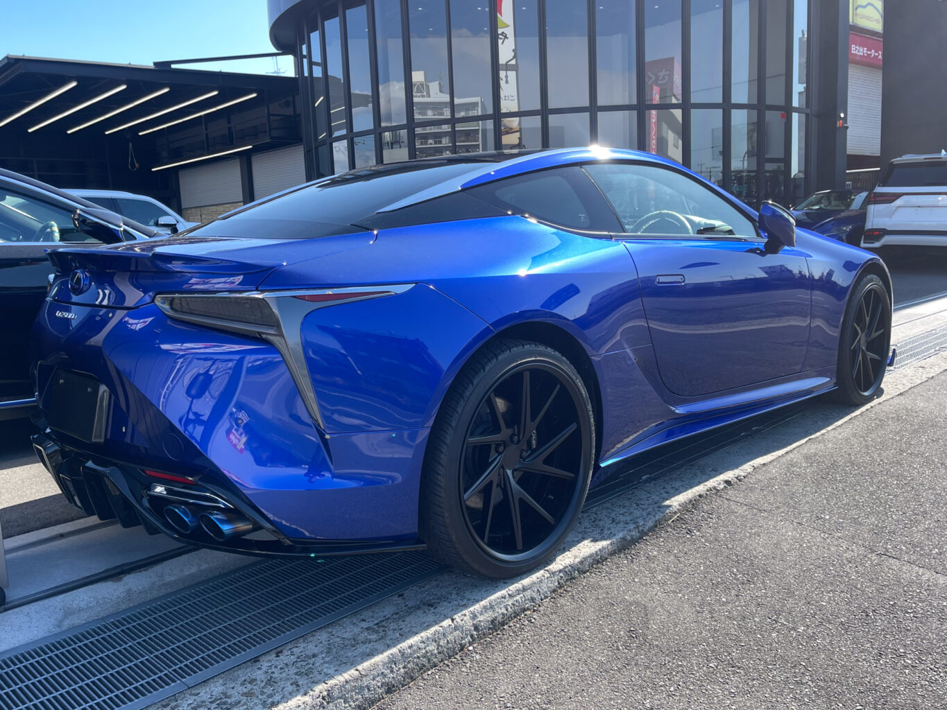 とても綺麗な状態のレクサスLC500 ストラクチャルブルー入荷しました！ マフラーにエアロパーツ、ホイールもカスタムされてかなり予算のかかった一台です♪ 今から細かな部分もチェックして仕上げていきます！ 仕上がりましたらネットに掲載しますので、楽しみにしていてください！ ご興味がございましたらどうぞお気軽にお問い合わせください！