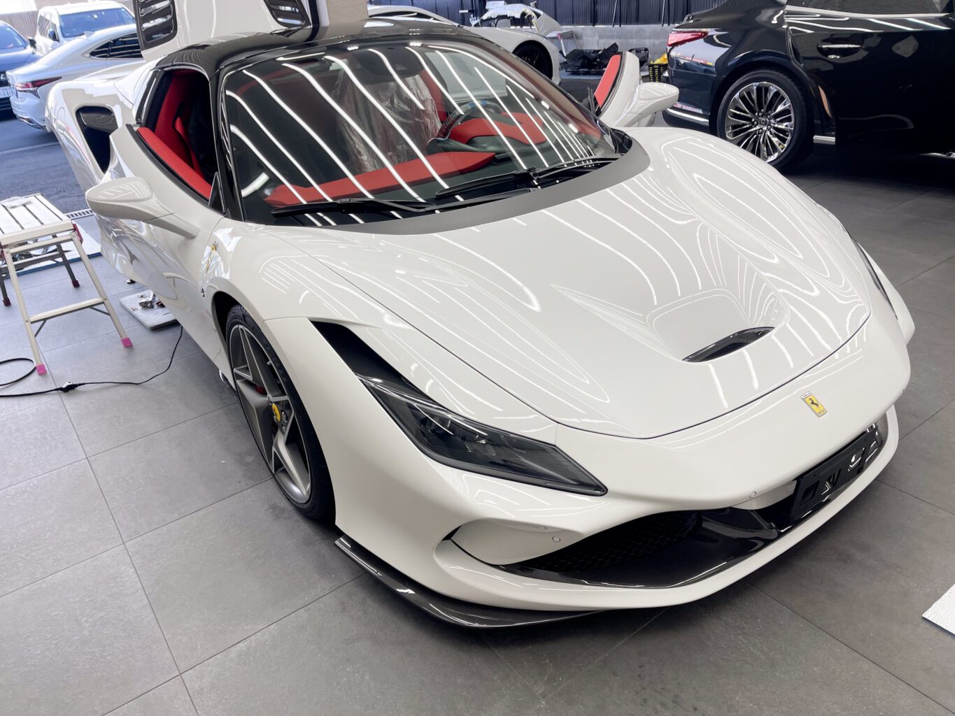 フェラーリ F8 スパイダーのエキゾーストを交換しました！

交換したマフラーは　“ FI EXHAUST ” 製の触媒からテールエンドまでのリモートコントロールシステムモジュール付エキゾーストです。