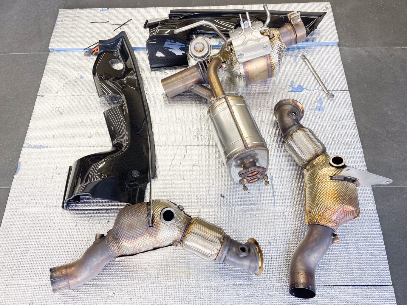 フェラーリ F8 スパイダーのエキゾーストを交換しました！

交換したマフラーは　“ FI EXHAUST ” 製の触媒からテールエンドまでのリモートコントロールシステムモジュール付エキゾーストです。