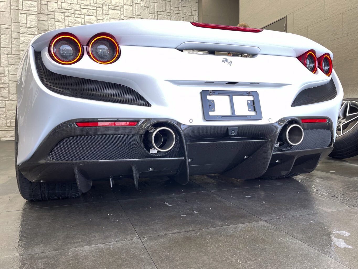 フェラーリ F8 スパイダーのエキゾーストを交換しました！

交換したマフラーは　“ FI EXHAUST ” 製の触媒からテールエンドまでのリモートコントロールシステムモジュール付エキゾーストです。