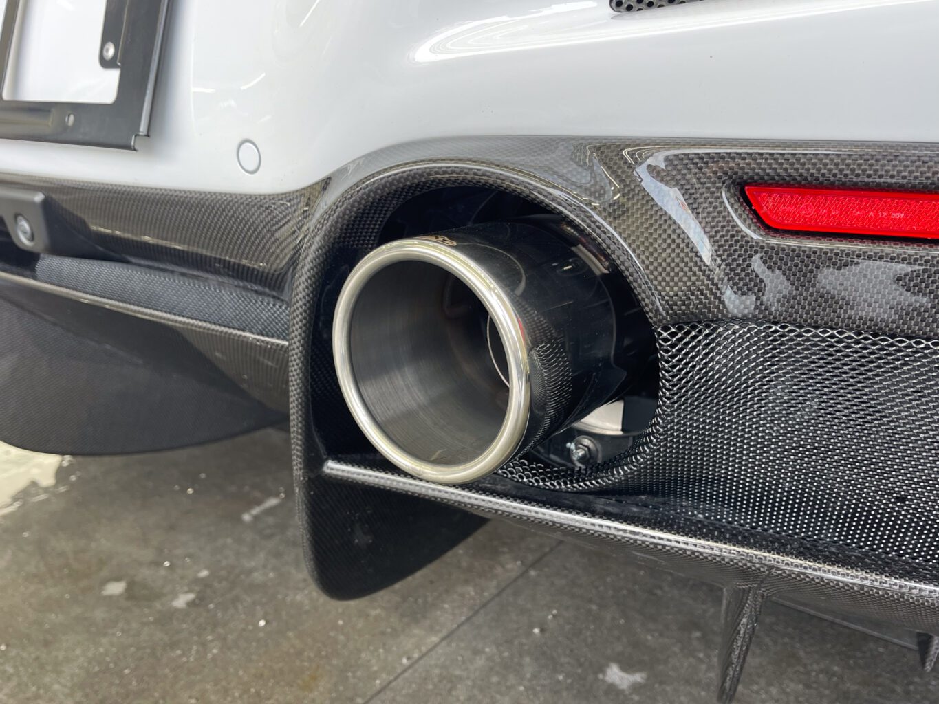 フェラーリ F8 スパイダーのエキゾーストを交換しました！

交換したマフラーは　“ FI EXHAUST ” 製の触媒からテールエンドまでのリモートコントロールシステムモジュール付エキゾーストです。