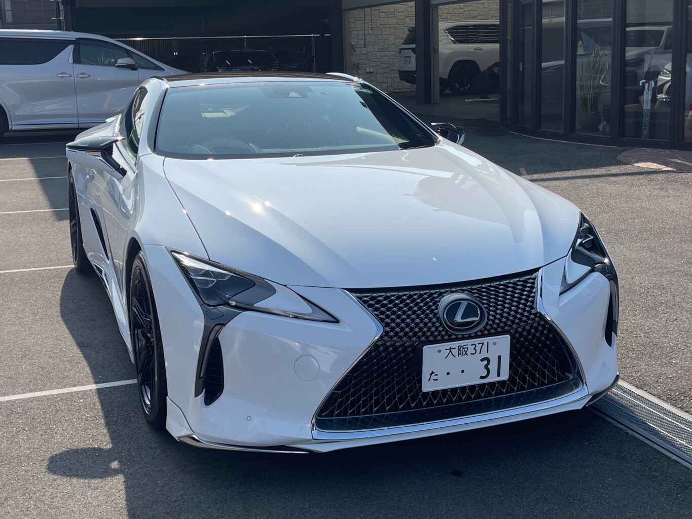 レクサスLC500 モデリスタver　オレンジキャリパー

弊社では数多くのレクサス車を揃えておりますので、LCをご検討のお客様はどうぞお気軽にお問い合わせください♪
また純正オプションからオリジナルブランド UNIVERSAL DESIGNまで幅広くパーツも揃えておりますので、エアロやホイールをご検討の方はどうぞお気軽にお問い合わせください♪