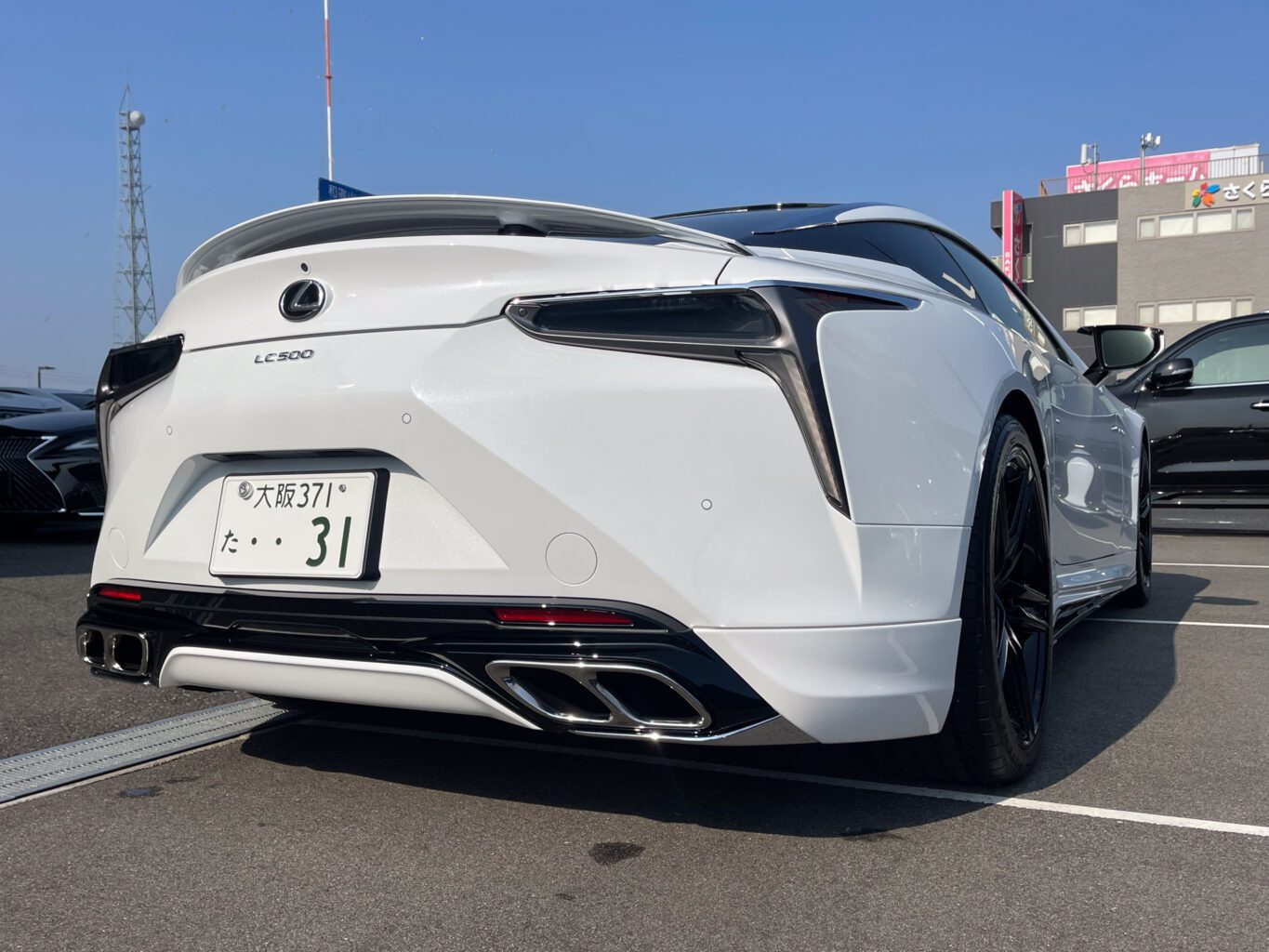 レクサスLC500 モデリスタver　オレンジキャリパー

弊社では数多くのレクサス車を揃えておりますので、LCをご検討のお客様はどうぞお気軽にお問い合わせください♪
また純正オプションからオリジナルブランド UNIVERSAL DESIGNまで幅広くパーツも揃えておりますので、エアロやホイールをご検討の方はどうぞお気軽にお問い合わせください♪