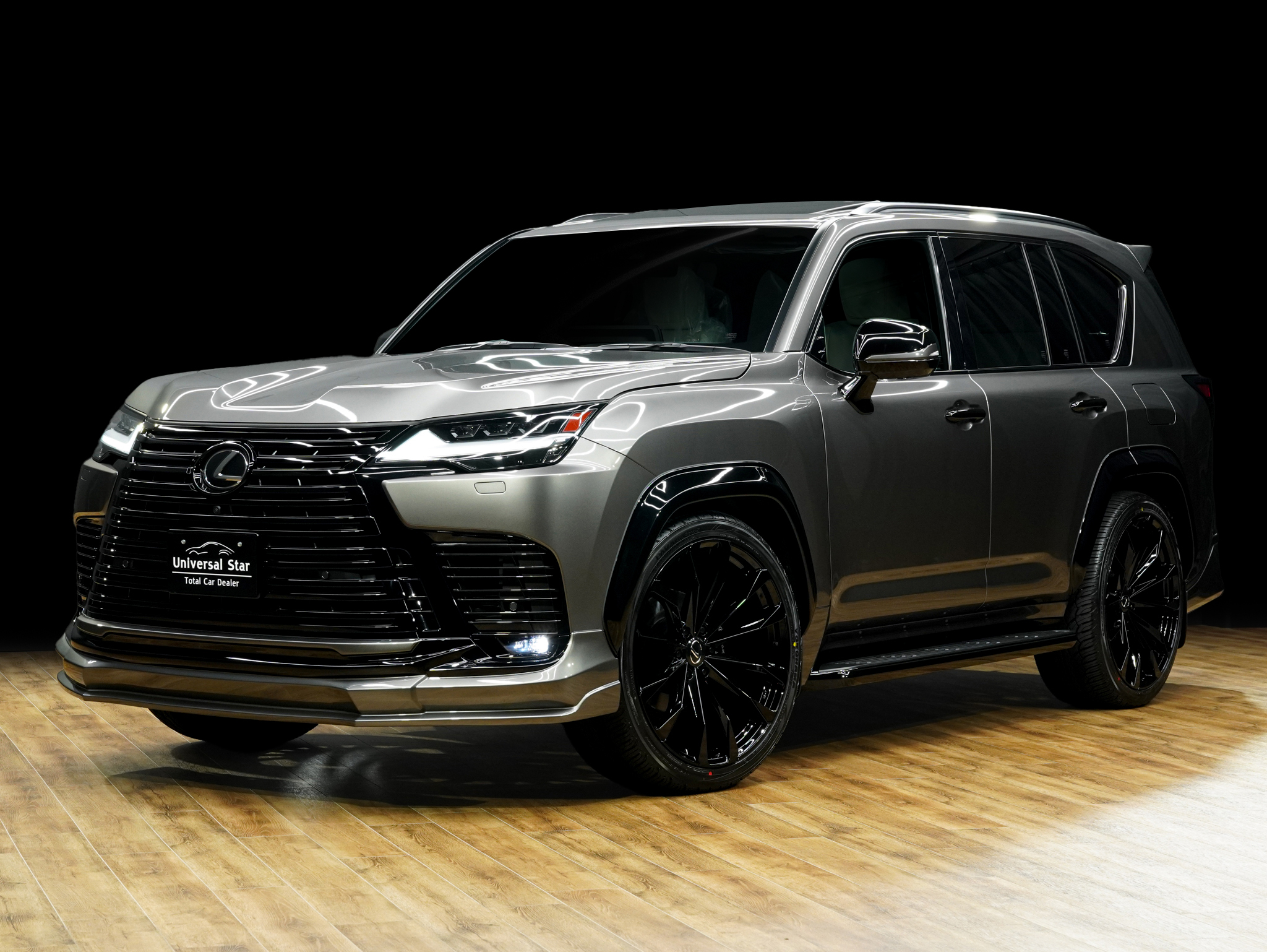 UNIVERSAL DESIGNよりレクサスLX600用オリジナルエアロパーツをリリースしました! フロントスポイラー、リアスカート、30mmワイドオーバーフェンダー、リアルーフスポイラーの4点に加えてオーバーフェンダー専用サイズの24105+25を設定しました! フロントスポイラーはハーフ形状ながら塗り分けることによりディテールがより立体的な印象を与え、ボトムラインを強調するようなデザインに仕上げました! ABS製でフィッティングにも優れています! リアスカートとリアルーフスポイラーはLX600らしいインパクトのある印象を強調するデザインに仕上げました!