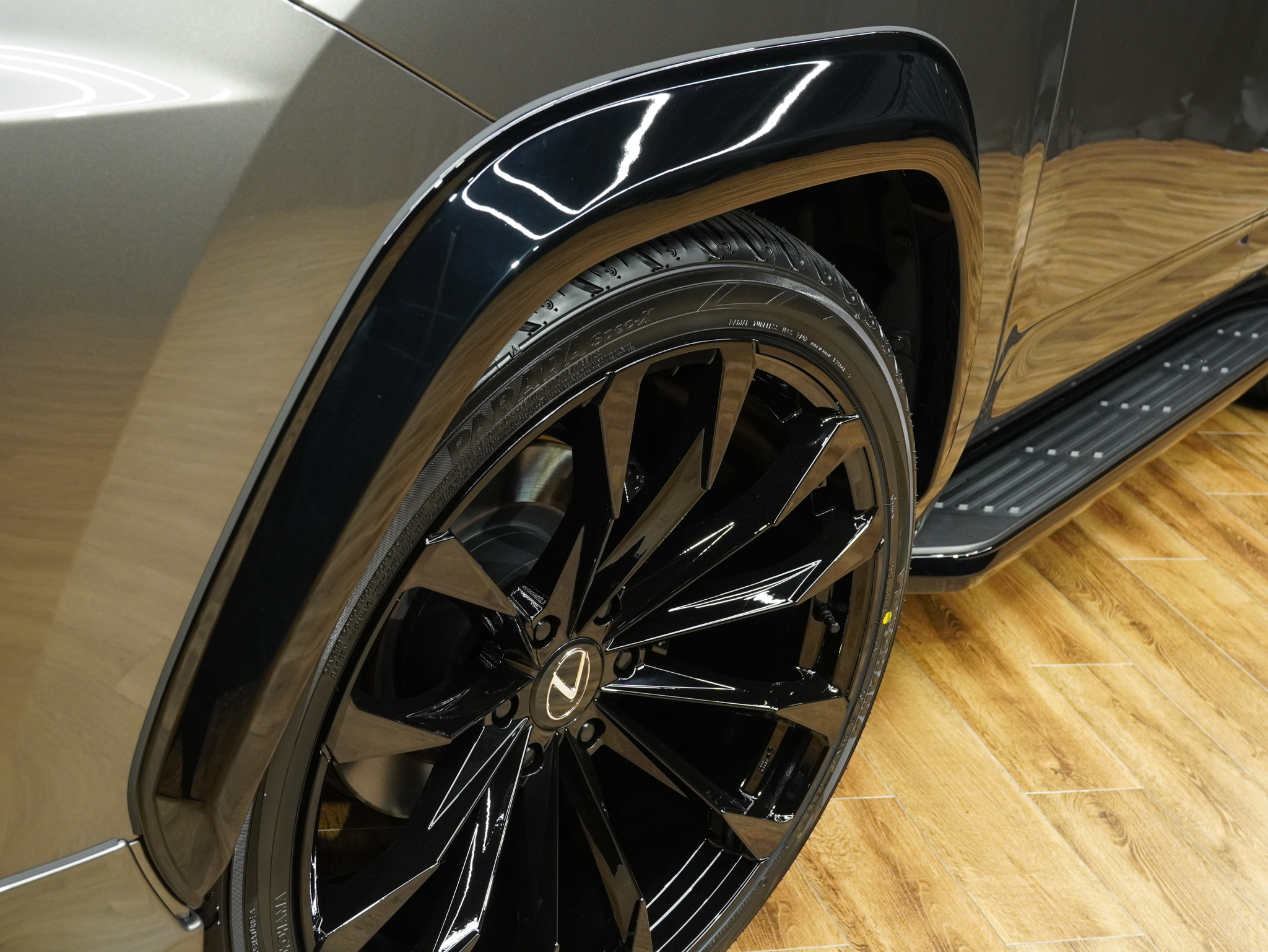 UNIVERSAL DESIGNよりレクサスLX600用オリジナルエアロパーツをリリースしました! フロントスポイラー、リアスカート、30mmワイドオーバーフェンダー、リアルーフスポイラーの4点に加えてオーバーフェンダー専用サイズの24105+25を設定しました! フロントスポイラーはハーフ形状ながら塗り分けることによりディテールがより立体的な印象を与え、ボトムラインを強調するようなデザインに仕上げました! ABS製でフィッティングにも優れています! リアスカートとリアルーフスポイラーはLX600らしいインパクトのある印象を強調するデザインに仕上げました!