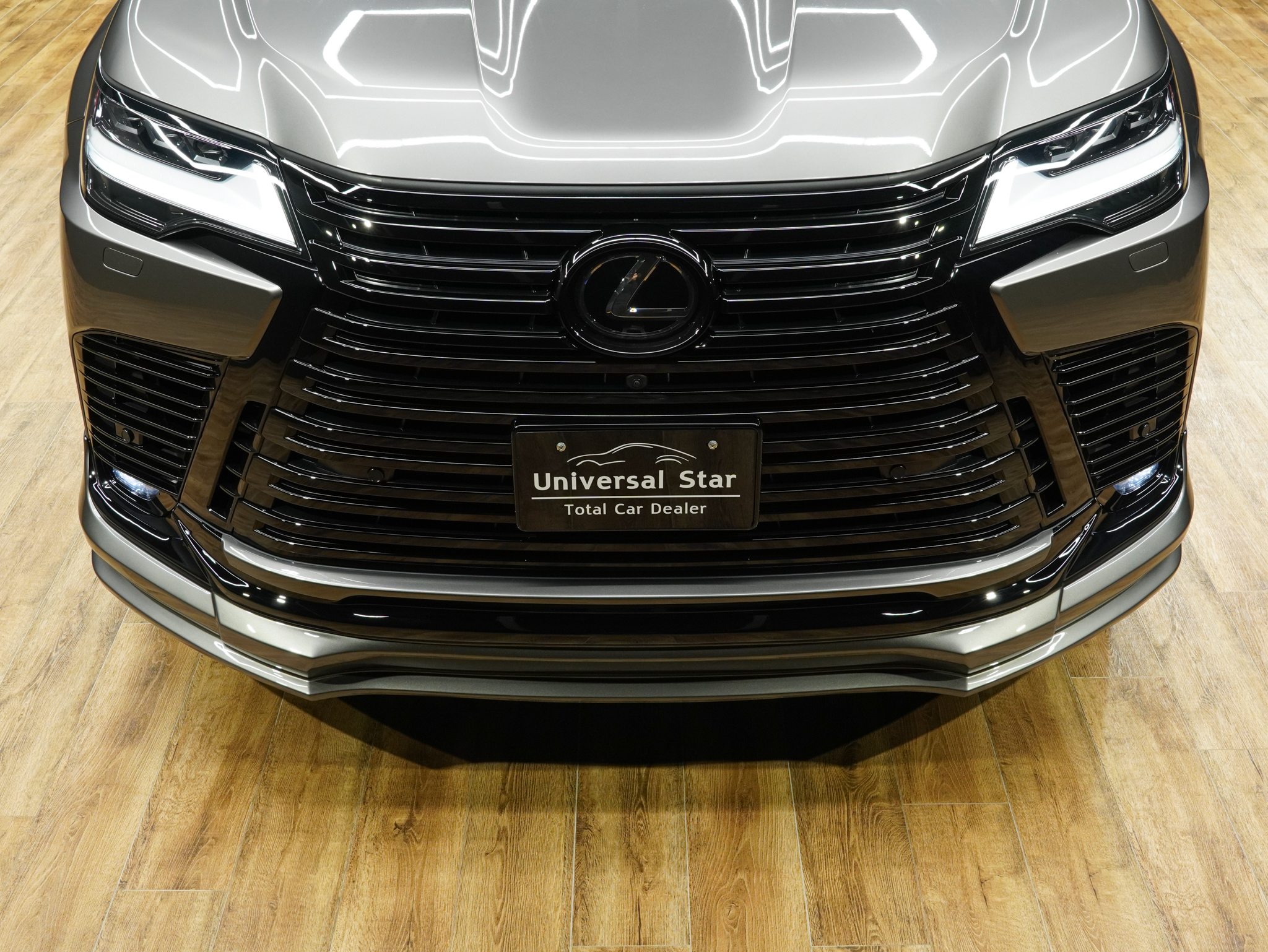 UNIVERSAL DESIGNよりレクサスLX600用オリジナルエアロパーツをリリースしました! フロントスポイラー、リアスカート、30mmワイドオーバーフェンダー、リアルーフスポイラーの4点に加えてオーバーフェンダー専用サイズの24105+25を設定しました! フロントスポイラーはハーフ形状ながら塗り分けることによりディテールがより立体的な印象を与え、ボトムラインを強調するようなデザインに仕上げました! ABS製でフィッティングにも優れています! リアスカートとリアルーフスポイラーはLX600らしいインパクトのある印象を強調するデザインに仕上げました!