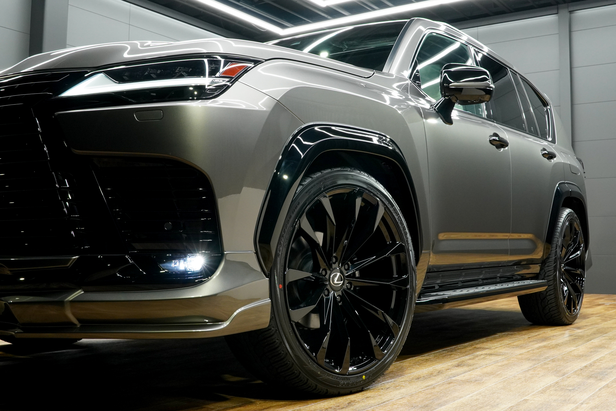 UNIVERSAL DESIGNよりレクサスLX600用オリジナルエアロパーツをリリースしました! フロントスポイラー、リアスカート、30mmワイドオーバーフェンダー、リアルーフスポイラーの4点に加えてオーバーフェンダー専用サイズの24105+25を設定しました! フロントスポイラーはハーフ形状ながら塗り分けることによりディテールがより立体的な印象を与え、ボトムラインを強調するようなデザインに仕上げました! ABS製でフィッティングにも優れています! リアスカートとリアルーフスポイラーはLX600らしいインパクトのある印象を強調するデザインに仕上げました!