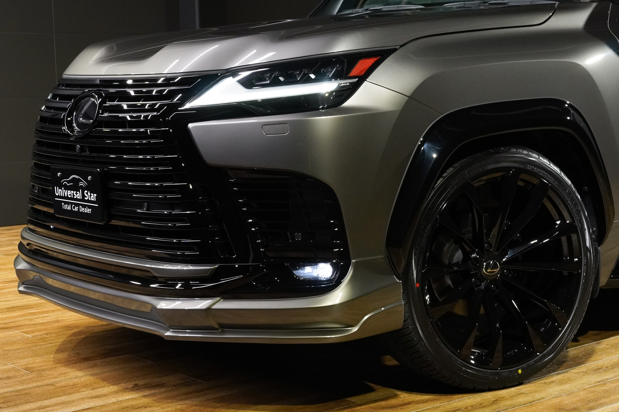 UNIVERSAL DESIGNよりレクサスLX600用オリジナルエアロパーツをリリースしました! フロントスポイラー、リアスカート、30mmワイドオーバーフェンダー、リアルーフスポイラーの4点に加えてオーバーフェンダー専用サイズの24105+25を設定しました! フロントスポイラーはハーフ形状ながら塗り分けることによりディテールがより立体的な印象を与え、ボトムラインを強調するようなデザインに仕上げました! ABS製でフィッティングにも優れています! リアスカートとリアルーフスポイラーはLX600らしいインパクトのある印象を強調するデザインに仕上げました!