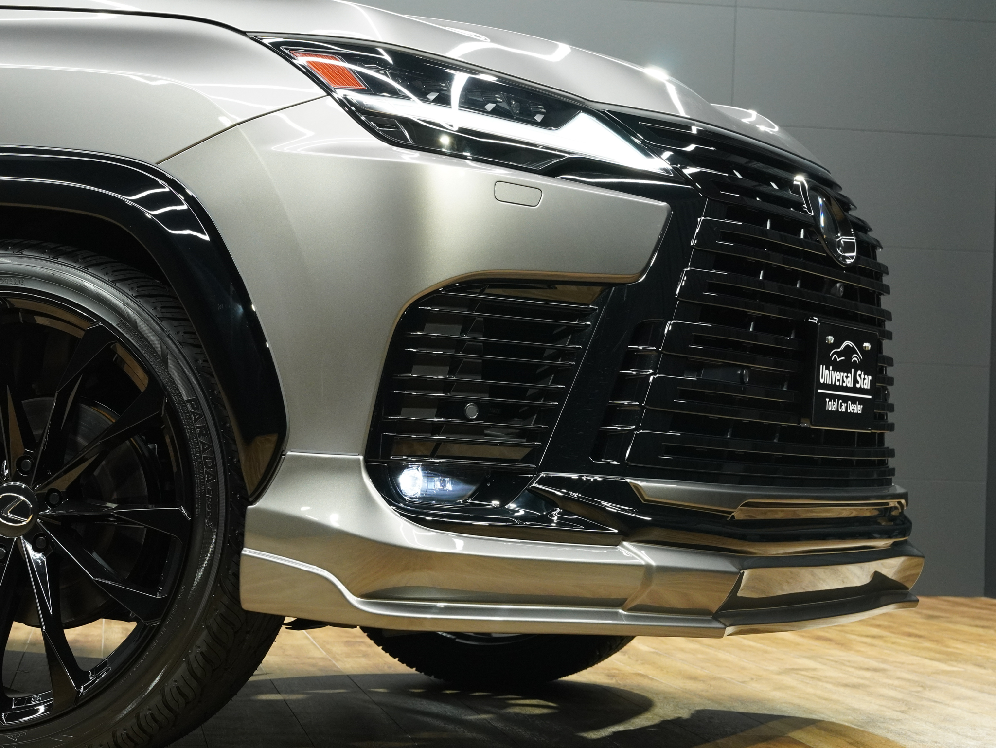 UNIVERSAL DESIGNよりレクサスLX600用オリジナルエアロパーツをリリースしました! フロントスポイラー、リアスカート、30mmワイドオーバーフェンダー、リアルーフスポイラーの4点に加えてオーバーフェンダー専用サイズの24105+25を設定しました! フロントスポイラーはハーフ形状ながら塗り分けることによりディテールがより立体的な印象を与え、ボトムラインを強調するようなデザインに仕上げました! ABS製でフィッティングにも優れています! リアスカートとリアルーフスポイラーはLX600らしいインパクトのある印象を強調するデザインに仕上げました!