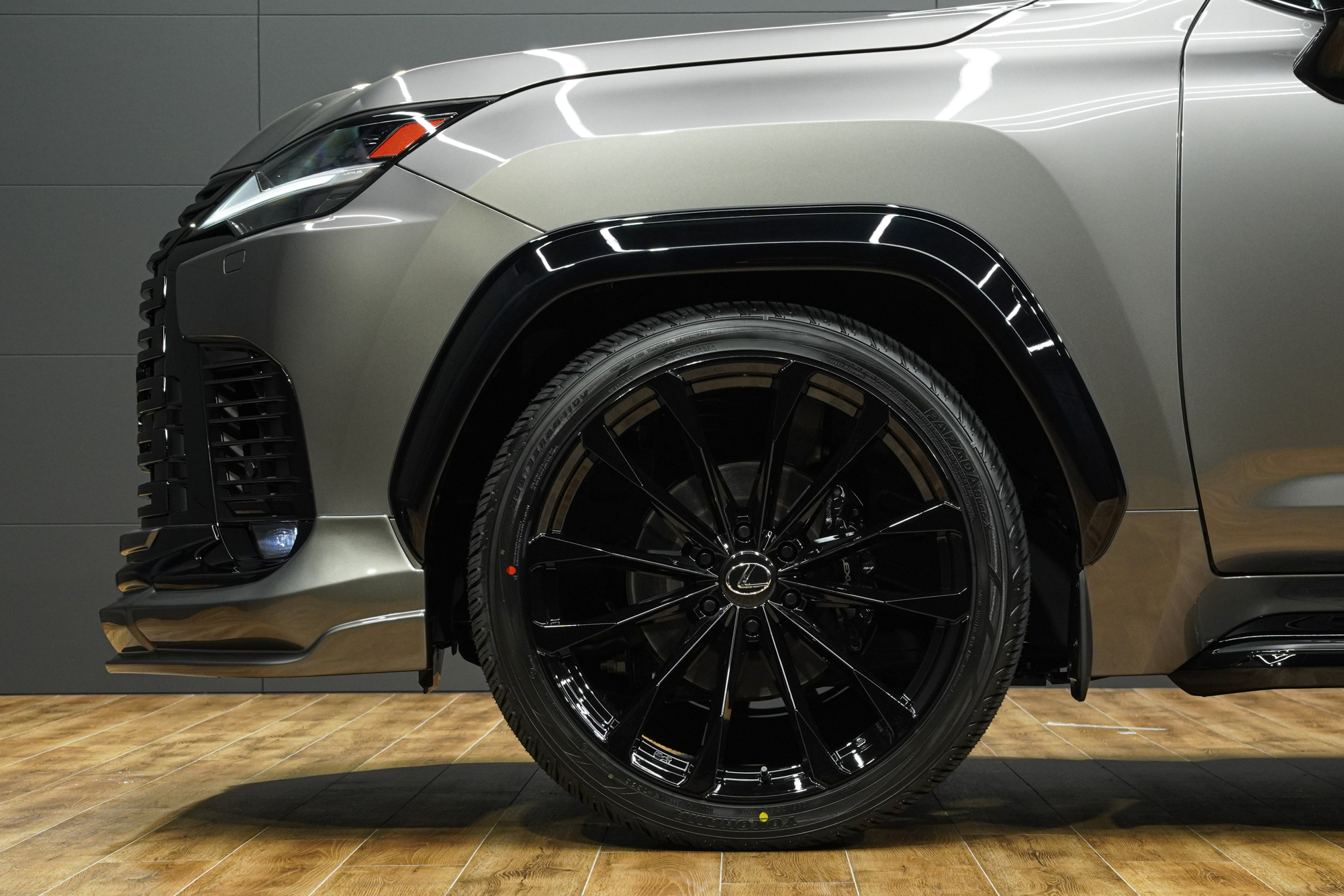 UNIVERSAL DESIGNよりレクサスLX600用オリジナルエアロパーツをリリースしました! フロントスポイラー、リアスカート、30mmワイドオーバーフェンダー、リアルーフスポイラーの4点に加えてオーバーフェンダー専用サイズの24105+25を設定しました! フロントスポイラーはハーフ形状ながら塗り分けることによりディテールがより立体的な印象を与え、ボトムラインを強調するようなデザインに仕上げました! ABS製でフィッティングにも優れています! リアスカートとリアルーフスポイラーはLX600らしいインパクトのある印象を強調するデザインに仕上げました!