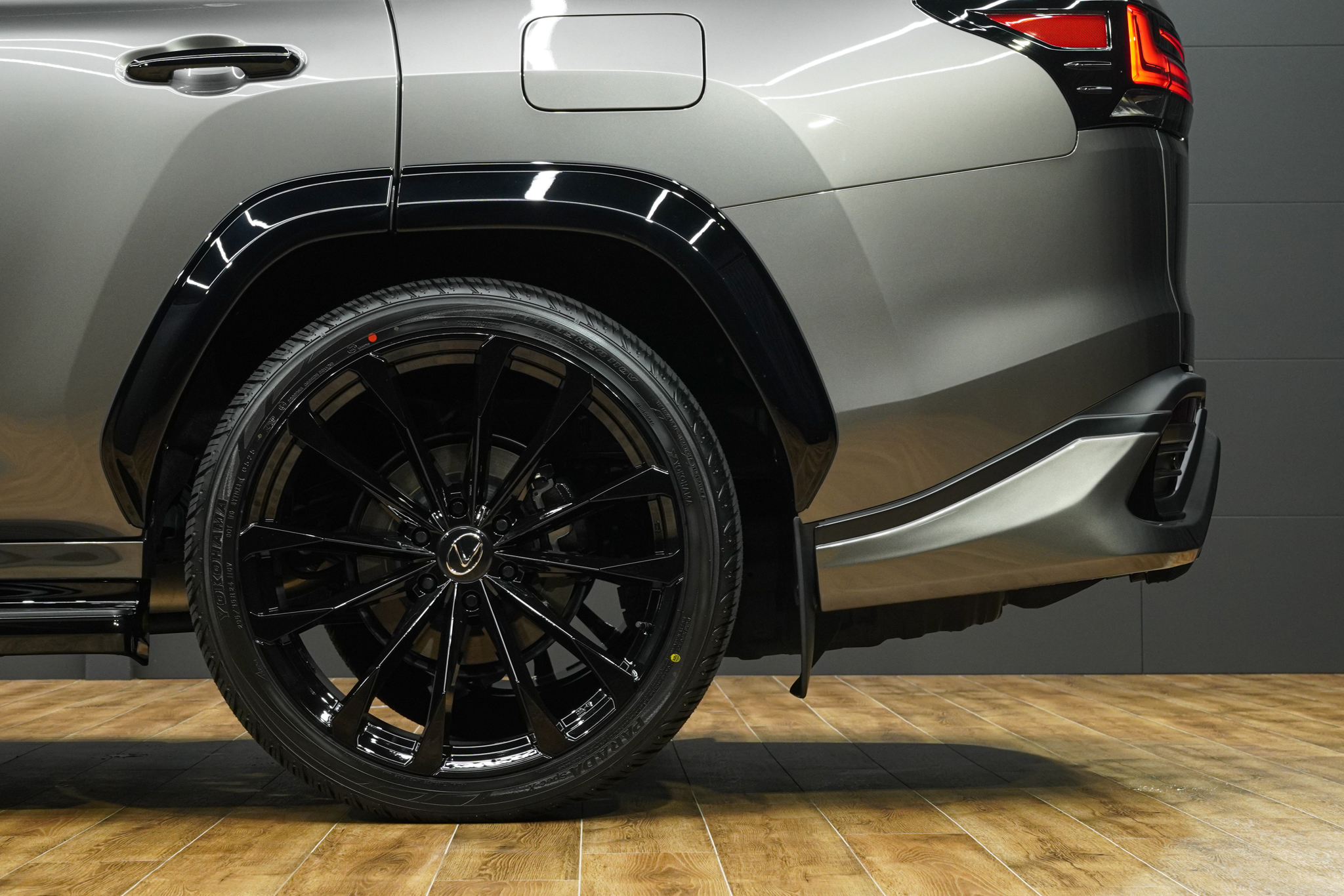 UNIVERSAL DESIGNよりレクサスLX600用オリジナルエアロパーツをリリースしました! フロントスポイラー、リアスカート、30mmワイドオーバーフェンダー、リアルーフスポイラーの4点に加えてオーバーフェンダー専用サイズの24105+25を設定しました! フロントスポイラーはハーフ形状ながら塗り分けることによりディテールがより立体的な印象を与え、ボトムラインを強調するようなデザインに仕上げました! ABS製でフィッティングにも優れています! リアスカートとリアルーフスポイラーはLX600らしいインパクトのある印象を強調するデザインに仕上げました!