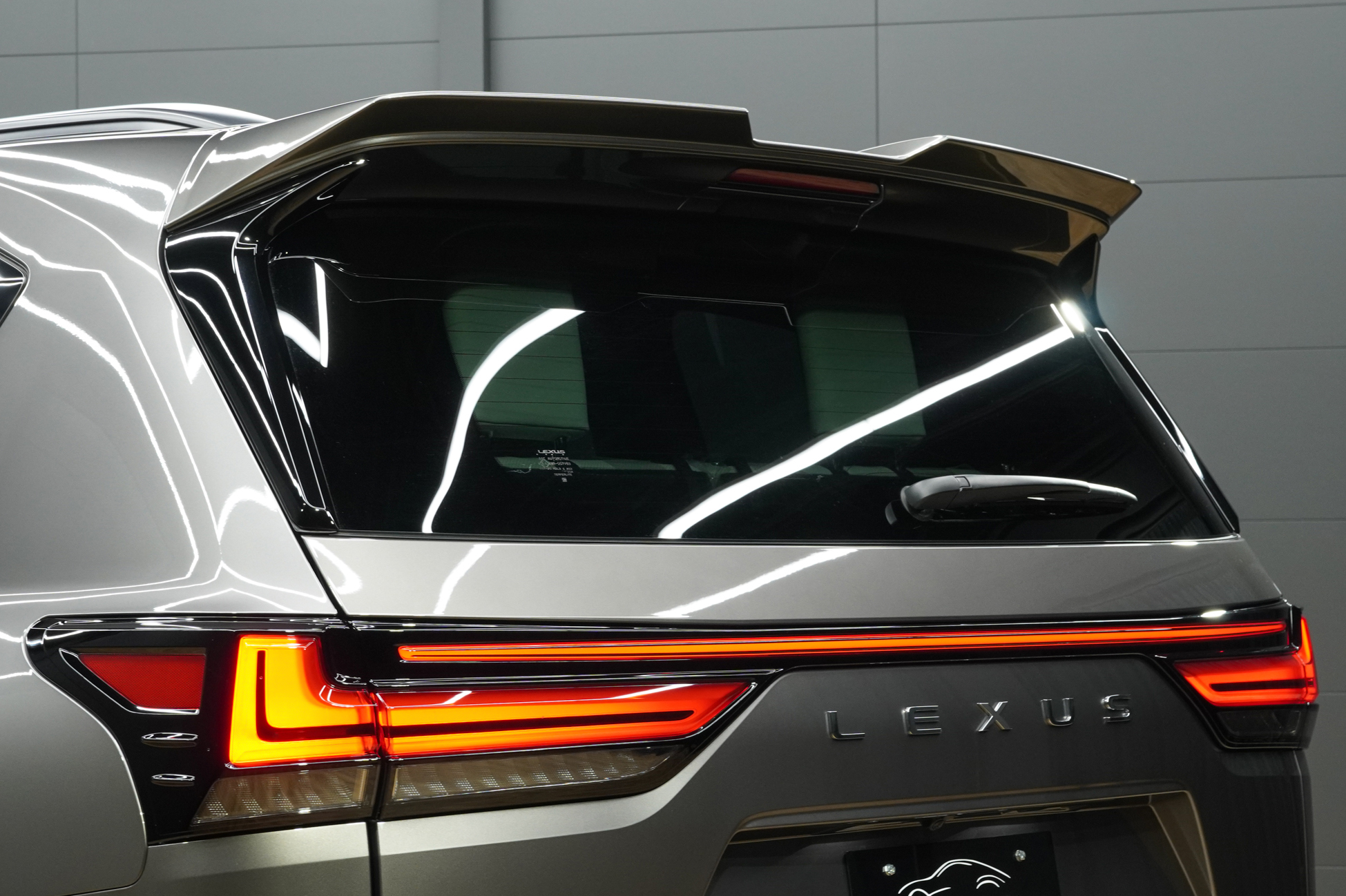 UNIVERSAL DESIGNよりレクサスLX600用オリジナルエアロパーツをリリースしました! フロントスポイラー、リアスカート、30mmワイドオーバーフェンダー、リアルーフスポイラーの4点に加えてオーバーフェンダー専用サイズの24105+25を設定しました! フロントスポイラーはハーフ形状ながら塗り分けることによりディテールがより立体的な印象を与え、ボトムラインを強調するようなデザインに仕上げました! ABS製でフィッティングにも優れています! リアスカートとリアルーフスポイラーはLX600らしいインパクトのある印象を強調するデザインに仕上げました!