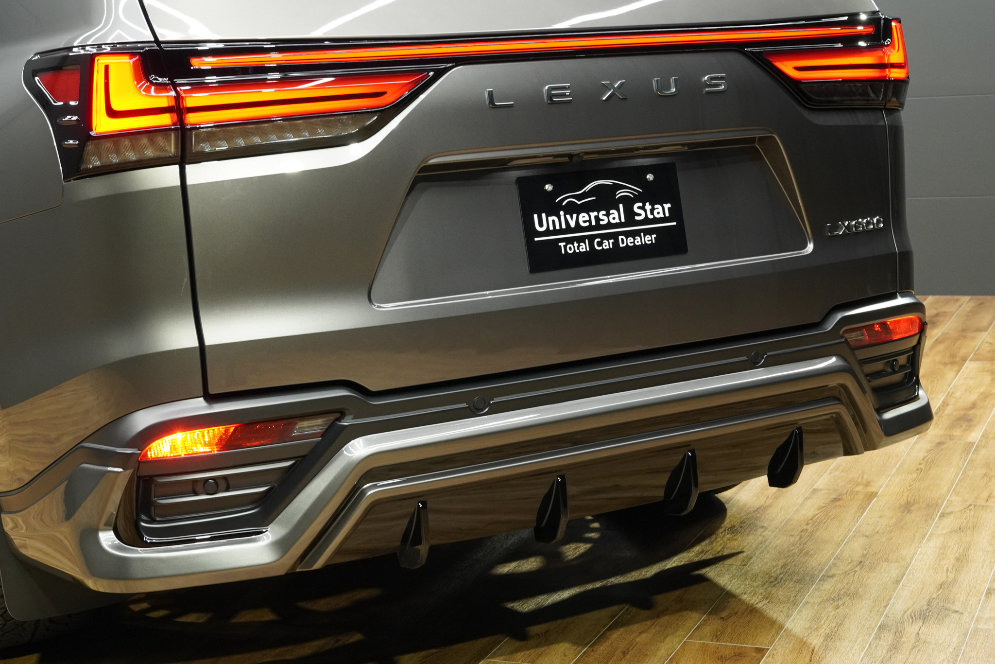 UNIVERSAL DESIGNよりレクサスLX600用オリジナルエアロパーツをリリースしました! フロントスポイラー、リアスカート、30mmワイドオーバーフェンダー、リアルーフスポイラーの4点に加えてオーバーフェンダー専用サイズの24105+25を設定しました! フロントスポイラーはハーフ形状ながら塗り分けることによりディテールがより立体的な印象を与え、ボトムラインを強調するようなデザインに仕上げました! ABS製でフィッティングにも優れています! リアスカートとリアルーフスポイラーはLX600らしいインパクトのある印象を強調するデザインに仕上げました!