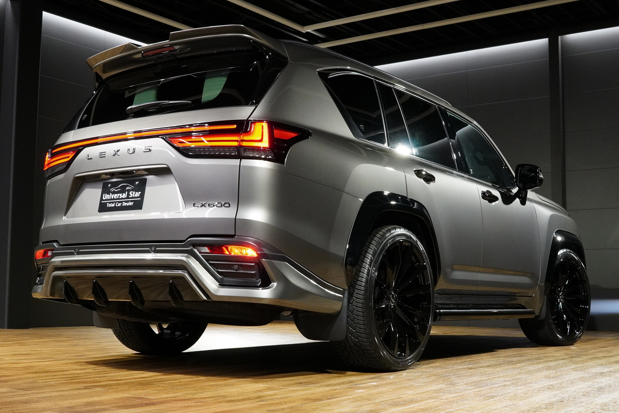 UNIVERSAL DESIGNよりレクサスLX600用オリジナルエアロパーツをリリースしました! フロントスポイラー、リアスカート、30mmワイドオーバーフェンダー、リアルーフスポイラーの4点に加えてオーバーフェンダー専用サイズの24105+25を設定しました! フロントスポイラーはハーフ形状ながら塗り分けることによりディテールがより立体的な印象を与え、ボトムラインを強調するようなデザインに仕上げました! ABS製でフィッティングにも優れています! リアスカートとリアルーフスポイラーはLX600らしいインパクトのある印象を強調するデザインに仕上げました!
