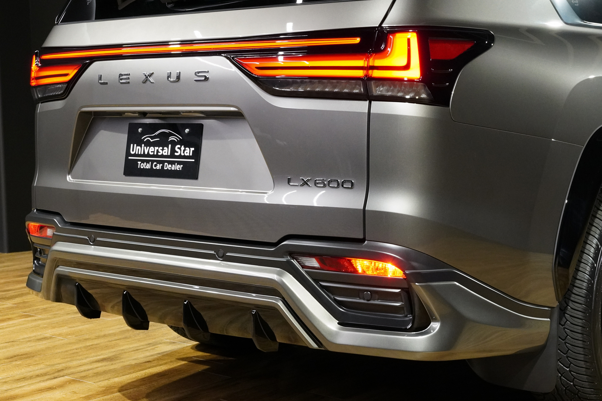 UNIVERSAL DESIGNよりレクサスLX600用オリジナルエアロパーツをリリースしました! フロントスポイラー、リアスカート、30mmワイドオーバーフェンダー、リアルーフスポイラーの4点に加えてオーバーフェンダー専用サイズの24105+25を設定しました! フロントスポイラーはハーフ形状ながら塗り分けることによりディテールがより立体的な印象を与え、ボトムラインを強調するようなデザインに仕上げました! ABS製でフィッティングにも優れています! リアスカートとリアルーフスポイラーはLX600らしいインパクトのある印象を強調するデザインに仕上げました!