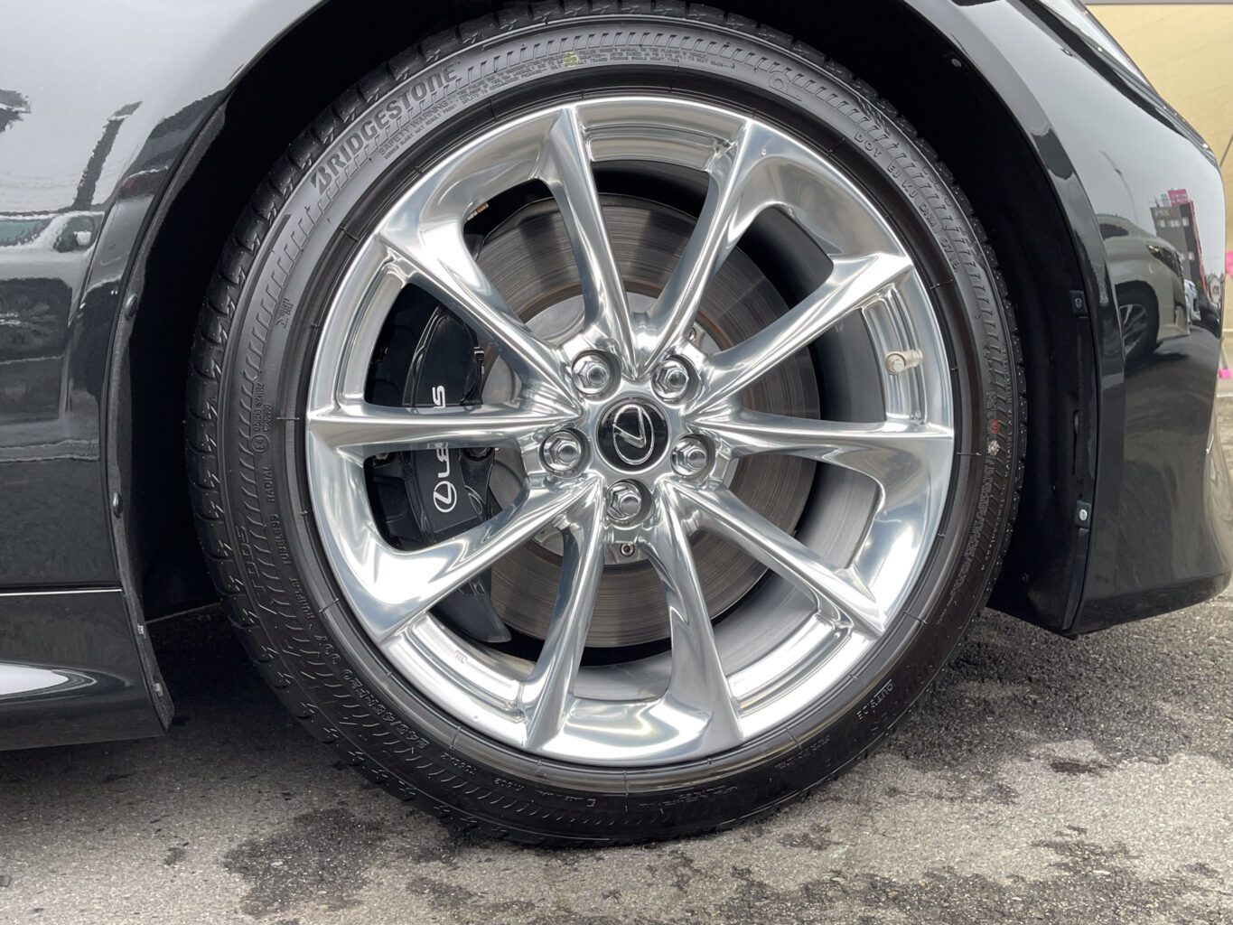 レクサス LC500
ご納車
レクサスLC500をご成約いただき誠に有難うございます
弊社では数多くのレクサス車を揃えておりますので、LCをご検討のお客様はどうぞお気軽にお問い合わせください♪
また純正オプションからオリジナルブランド UNIVERSAL DESIGNまで幅広くパーツも揃えておりますので、エアロやホイールをご検討の方はどうぞお気軽にお問い合わせください♪