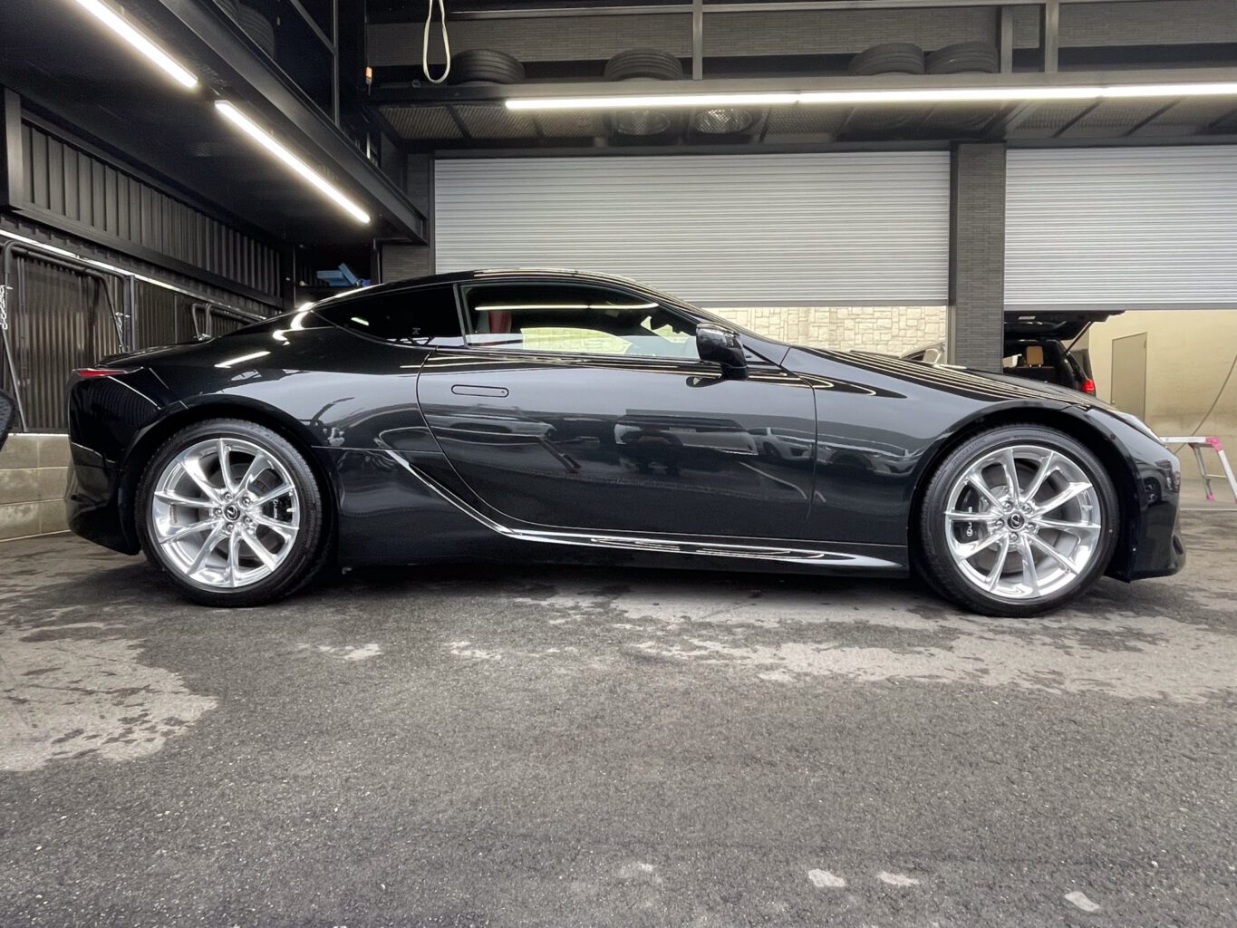 レクサス LC500
ご納車
レクサスLC500をご成約いただき誠に有難うございます
弊社では数多くのレクサス車を揃えておりますので、LCをご検討のお客様はどうぞお気軽にお問い合わせください♪
また純正オプションからオリジナルブランド UNIVERSAL DESIGNまで幅広くパーツも揃えておりますので、エアロやホイールをご検討の方はどうぞお気軽にお問い合わせください♪